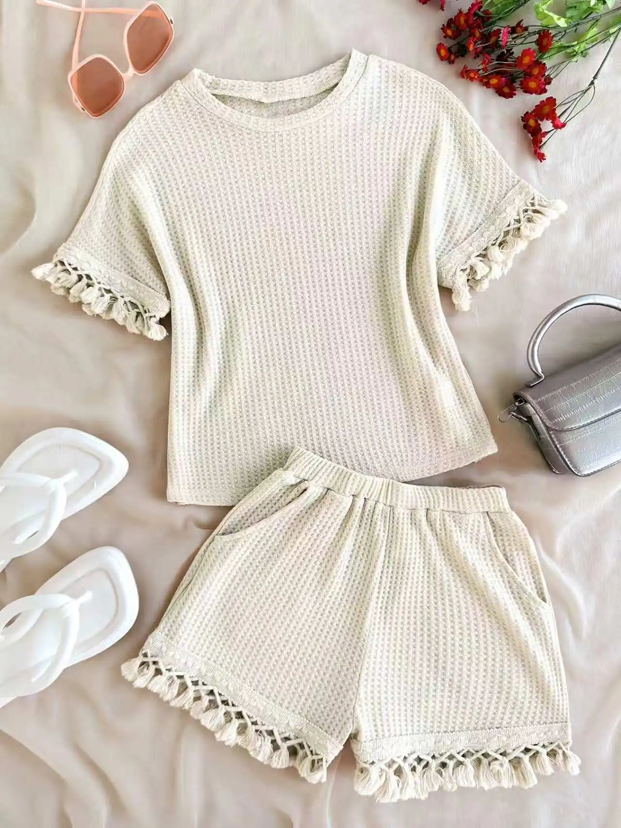 A stylish, comfortable, casual, and versatile two-piece set for young women, perfect for leisure and vacation, featuring loose k