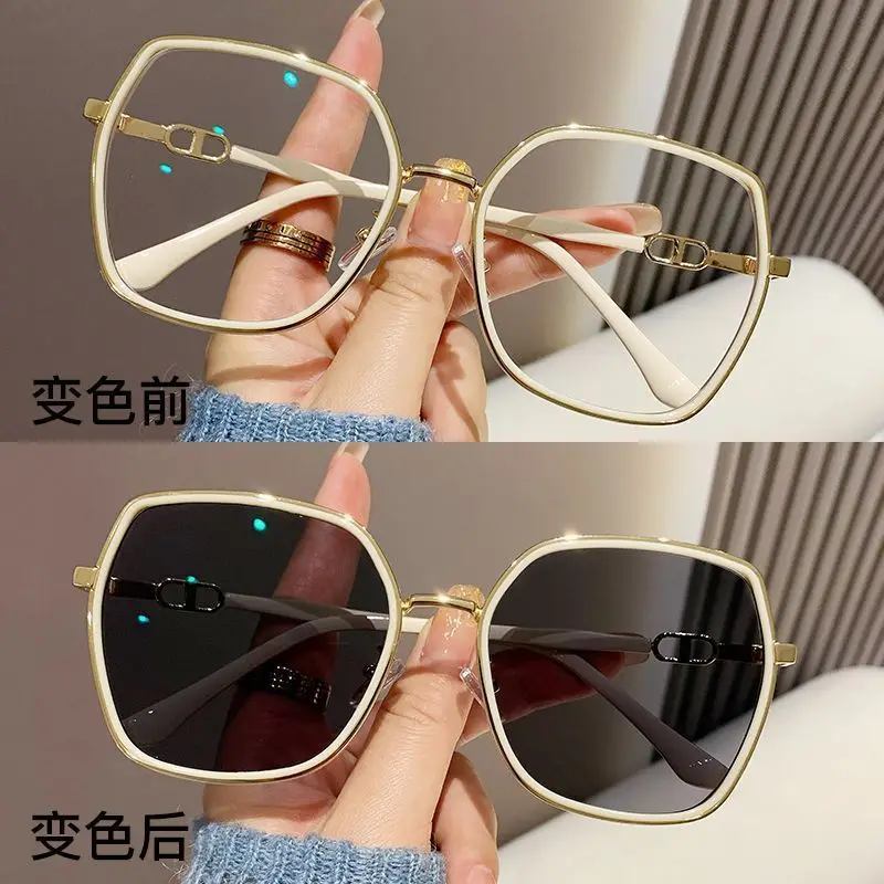 

Vintage Square Photochromic Glasses Women Oversized Frame UV Protection Sun Shield Fashion High Quality Retro Minimalist Eyewear