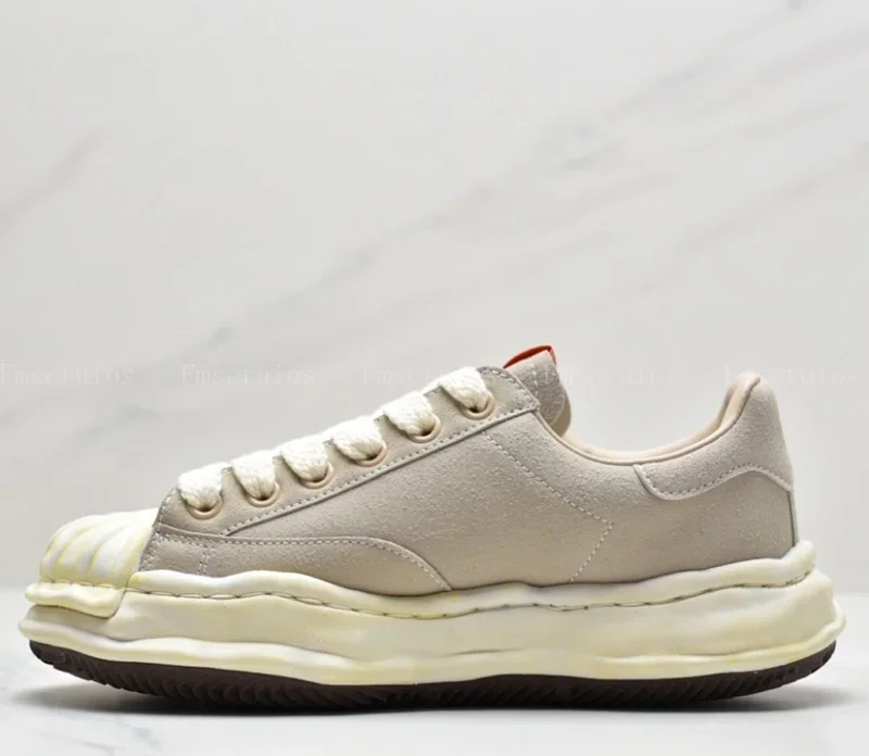 2025 جديد للجنسين حذاء كاجوال أحذية رياضية جولة تو الدانتيل يصل نعل سميك الصلبة الرجال النساء الراحة الشقق تصميم الأزياء أحذية مشي