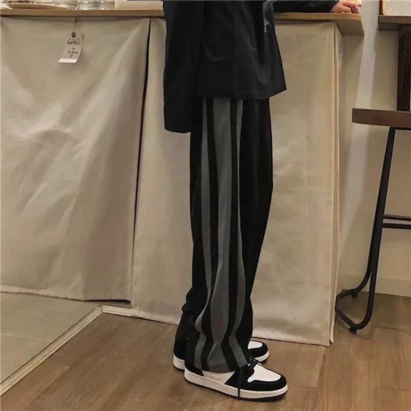 

Fashion Preppy Style Loose Student Striped Sports Casual Straight Pants Men Elastic Waist Drawstring Pocket Wide Leg Trousers