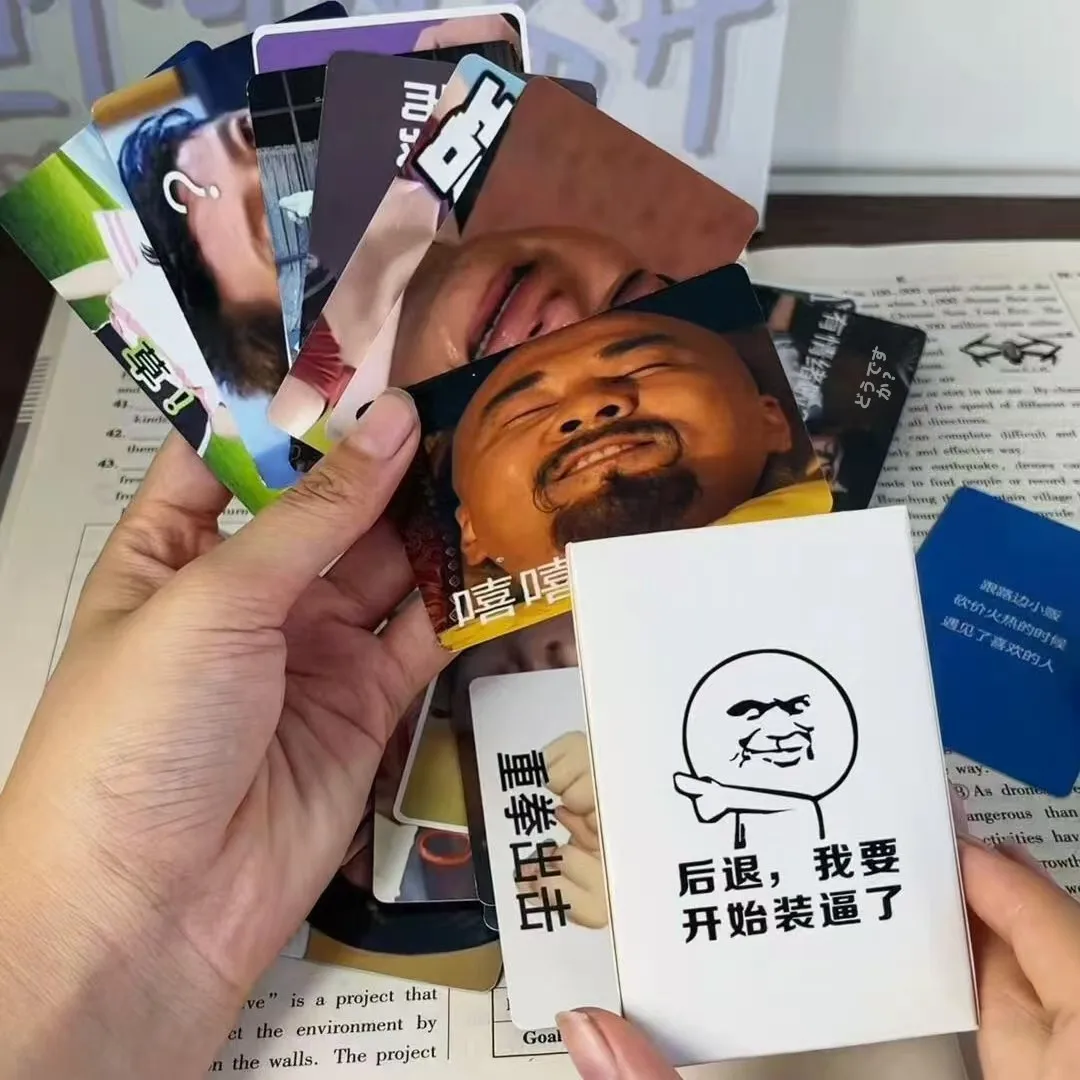 brinquedo-criativo-abstrato-jogo-de-mesa-interativo-de-cartas-de-poker-com-meme-engracado-e-escultura-de-areia-para-celebracao-de-ano-novo