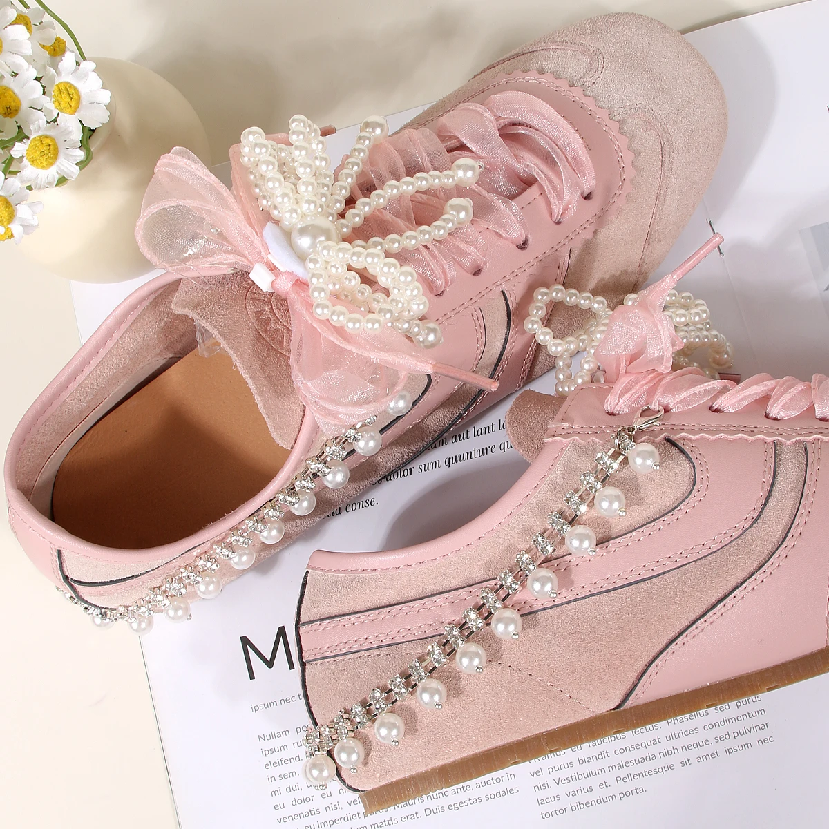 Schuhketten aus perlmuttfarbenem Metall | Zarter doppellagiger Schuhschmuck mit Schleifenverschluss | Elegantes Schuhzubehör für Damen – Detail 7