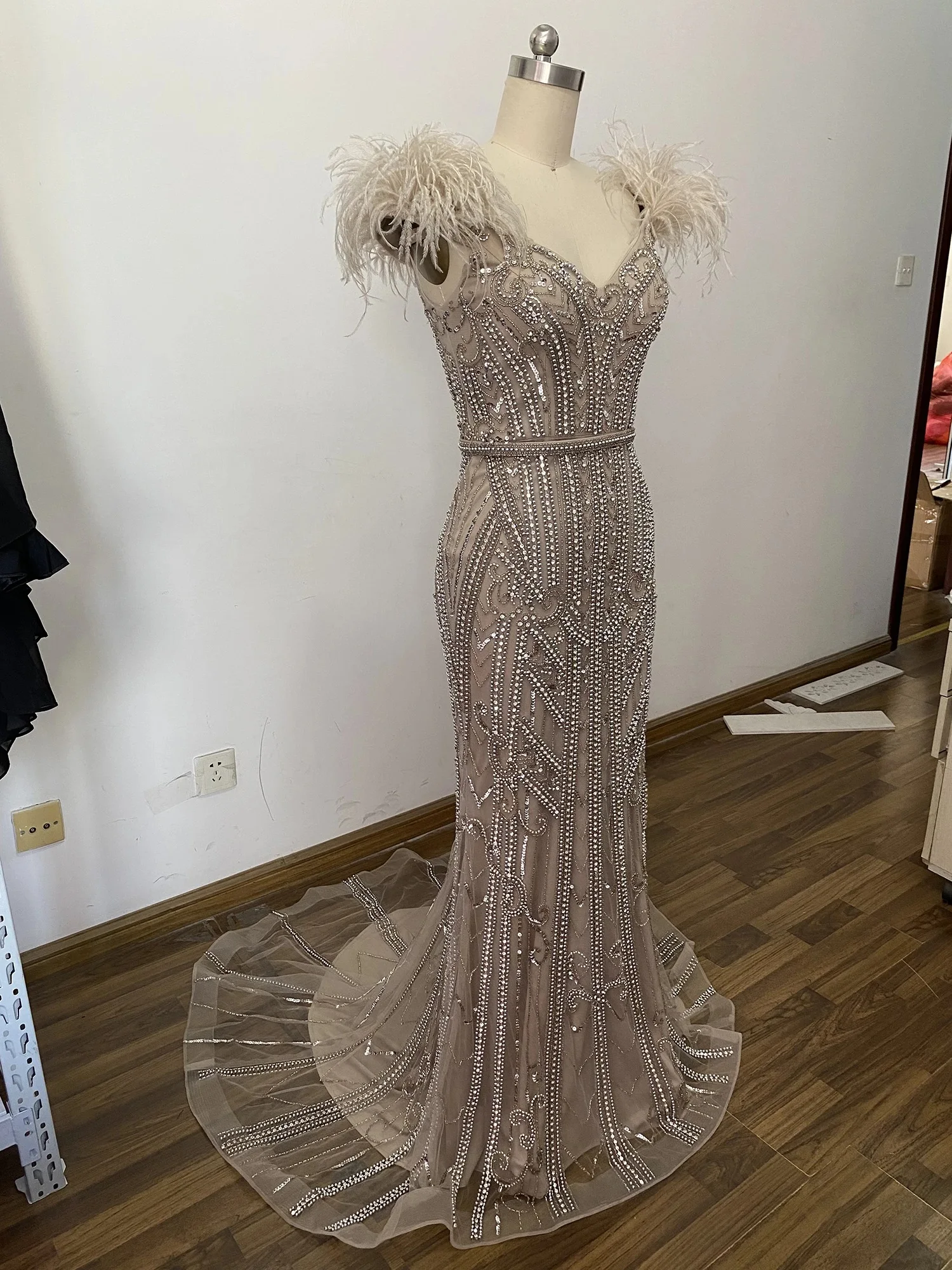 FATAPAESE Customized Evening Dress with Sparking Stones Gem Beading Bodice V-neck Feather Slit Goen Prom Dresses Formal Party