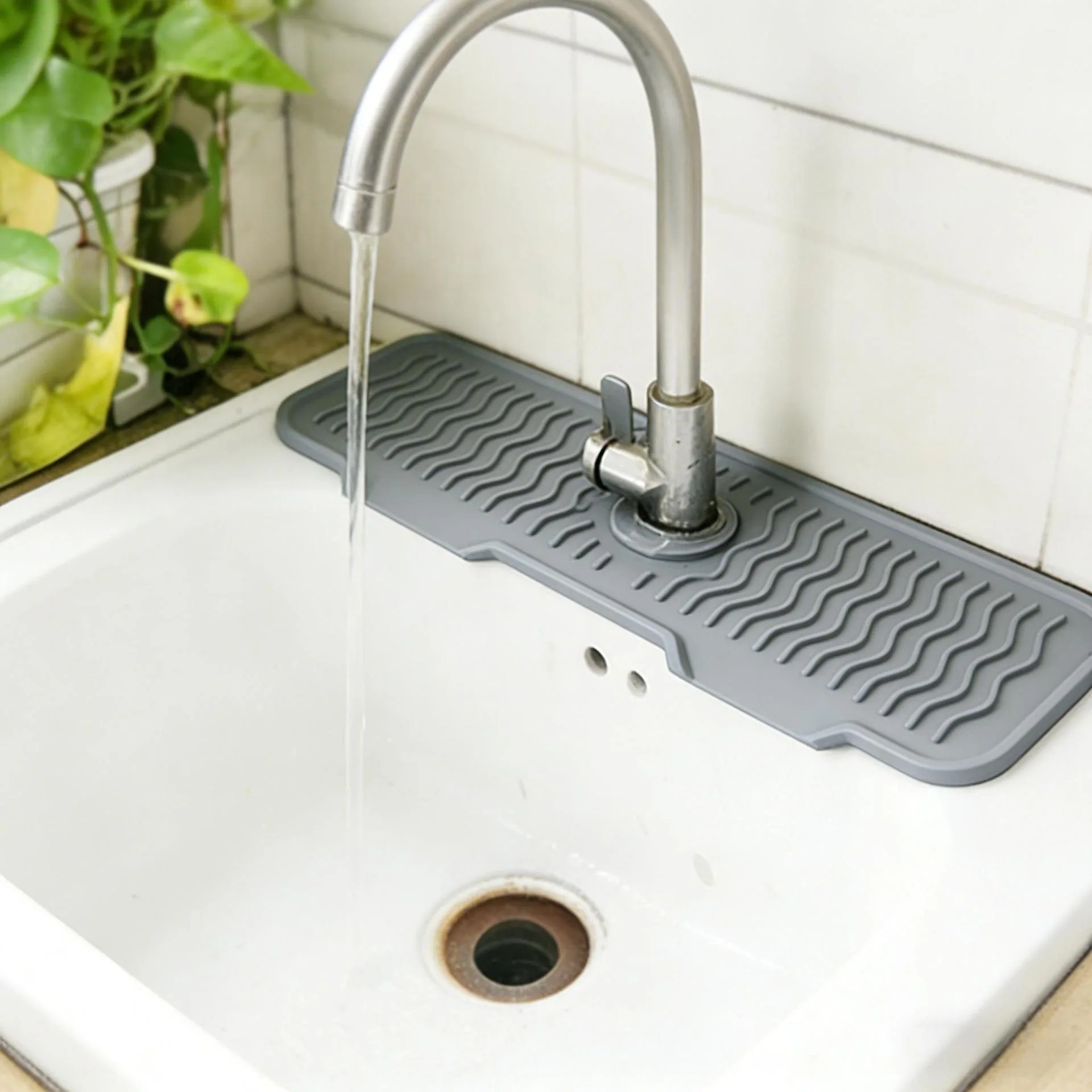 

New Faucet Silicone Drain Mat, Foldable Corrugated Silicone Faucet Splash Guard, Non-slip Pad for Bathroom and Kitchen