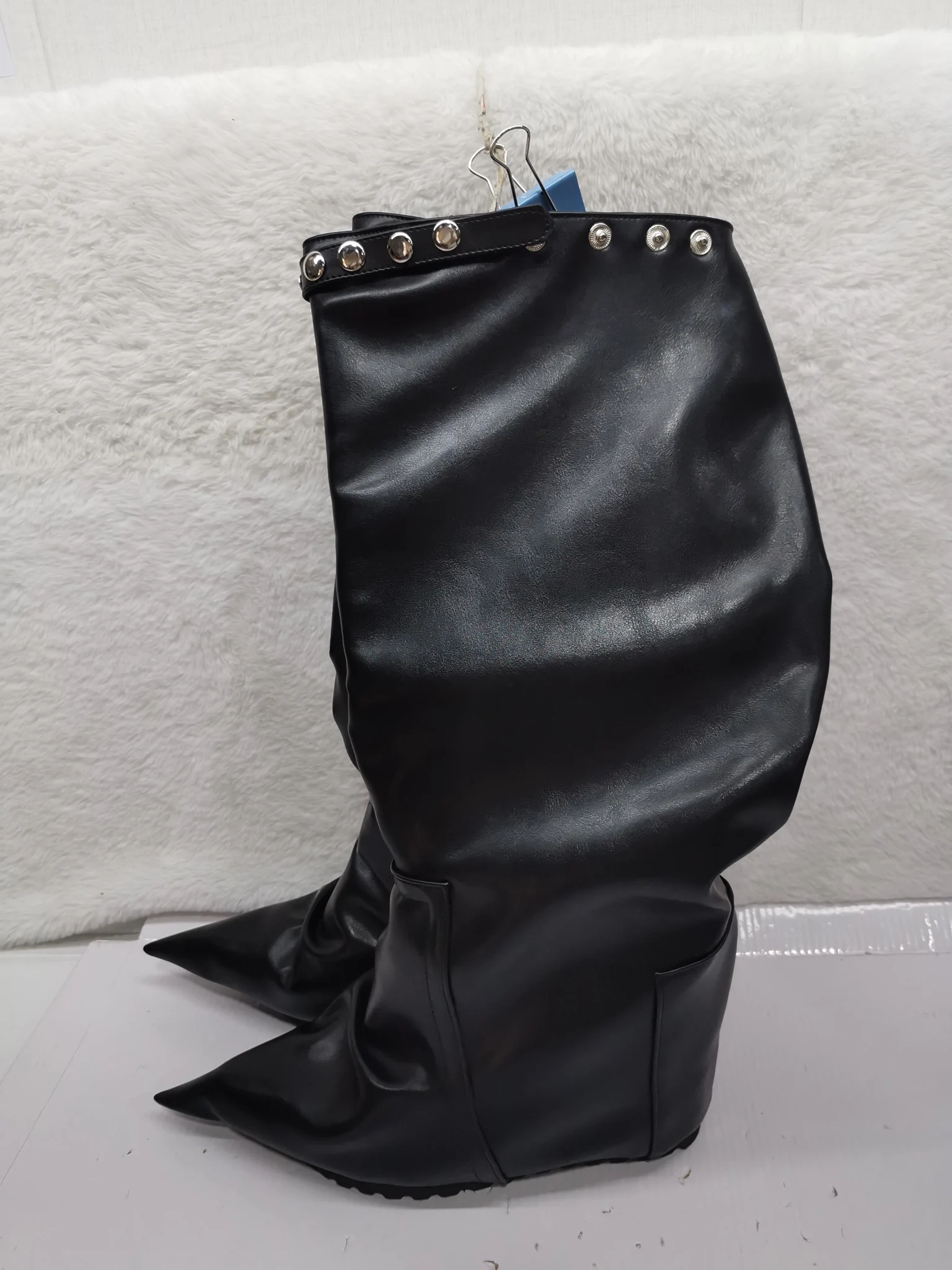 Maßgefertigte Stiefel (Link) Schwarze Overknee-Stiefel mit spitzer Zehenpartie, skulpturalem Keilabsatz, Nieten und Lederriemen, weiche Stiefel