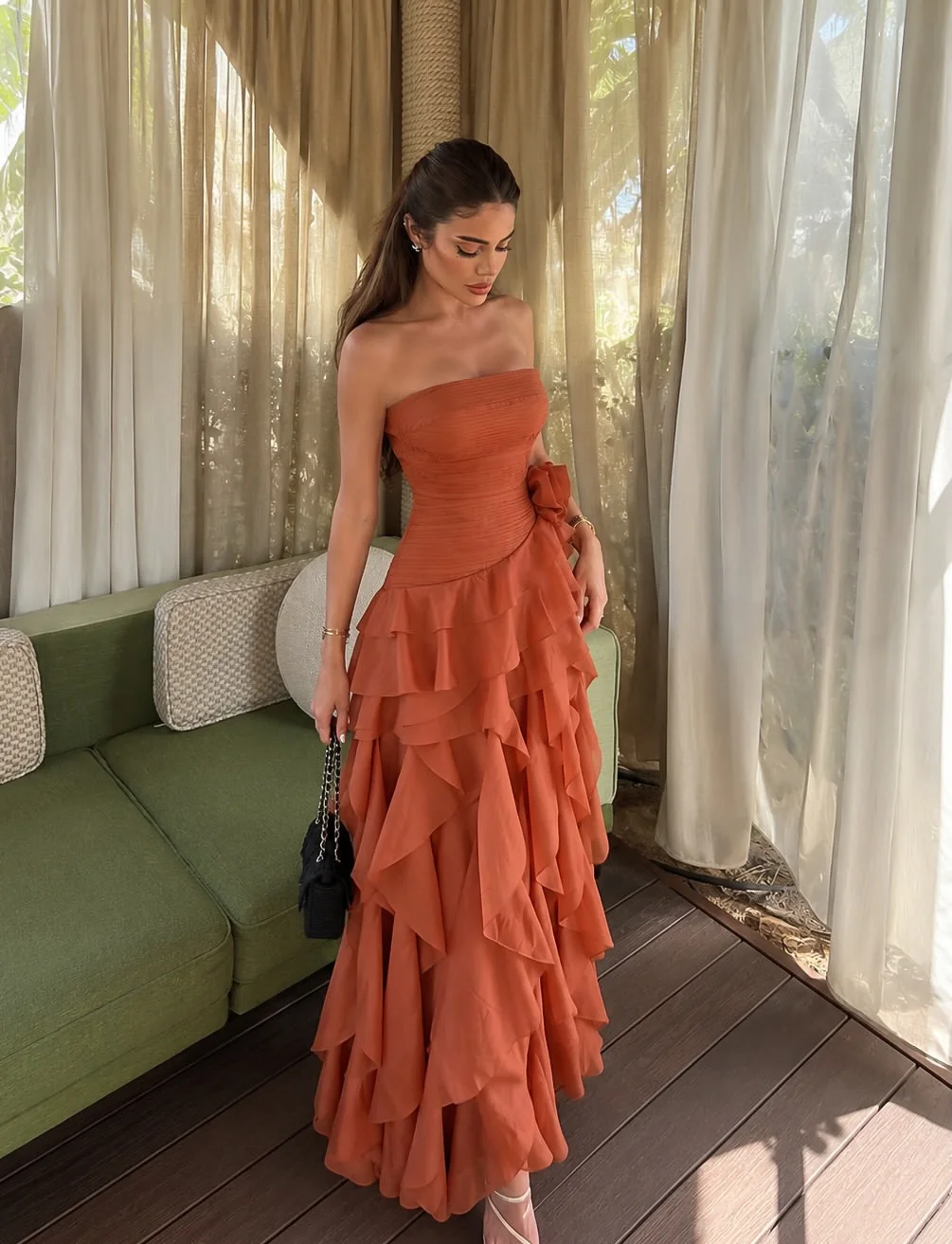 Vestido Maxi de Terracota sin Tirantes con Volantes, Vestido de Noche con Corsé Fruncido, Vestido con Apliques Florales en Naranja Calabaza, Vestido Boho Chic para Invitadas de Boda