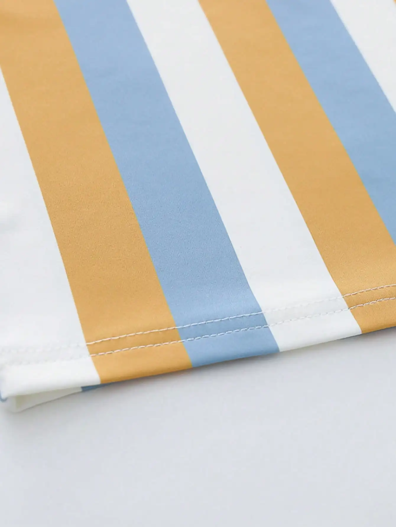 Sommermode Bedrucktes Vertikalstreifen-Polohemd und Kurzarm-Shorts-Set für Kleinkinder und Jüngere Kinder – Detail 4