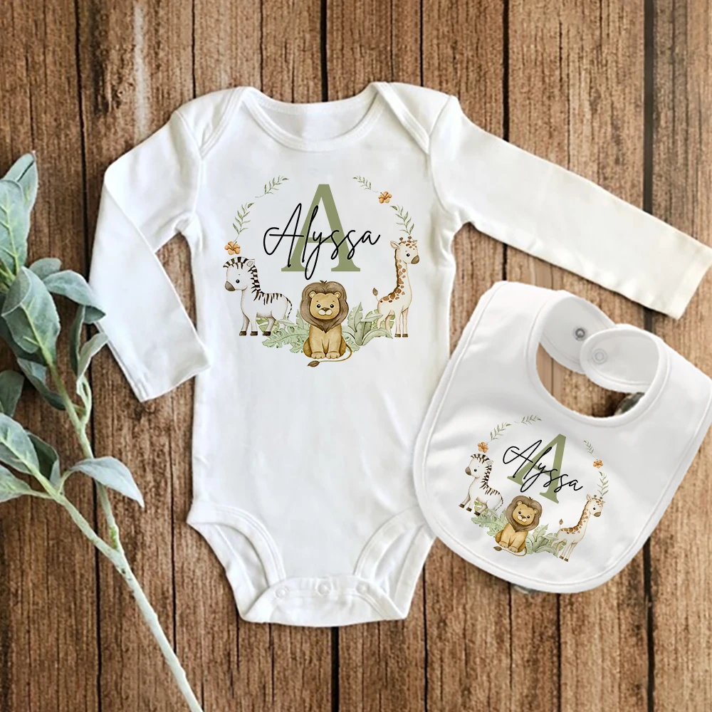 Gepersonaliseerde bijpassende baby slabbetje en romper 2PCS dierlijke initiële met naam naam pasgeboren slabbetjes bodysuit set baby geboorte douche cadeau