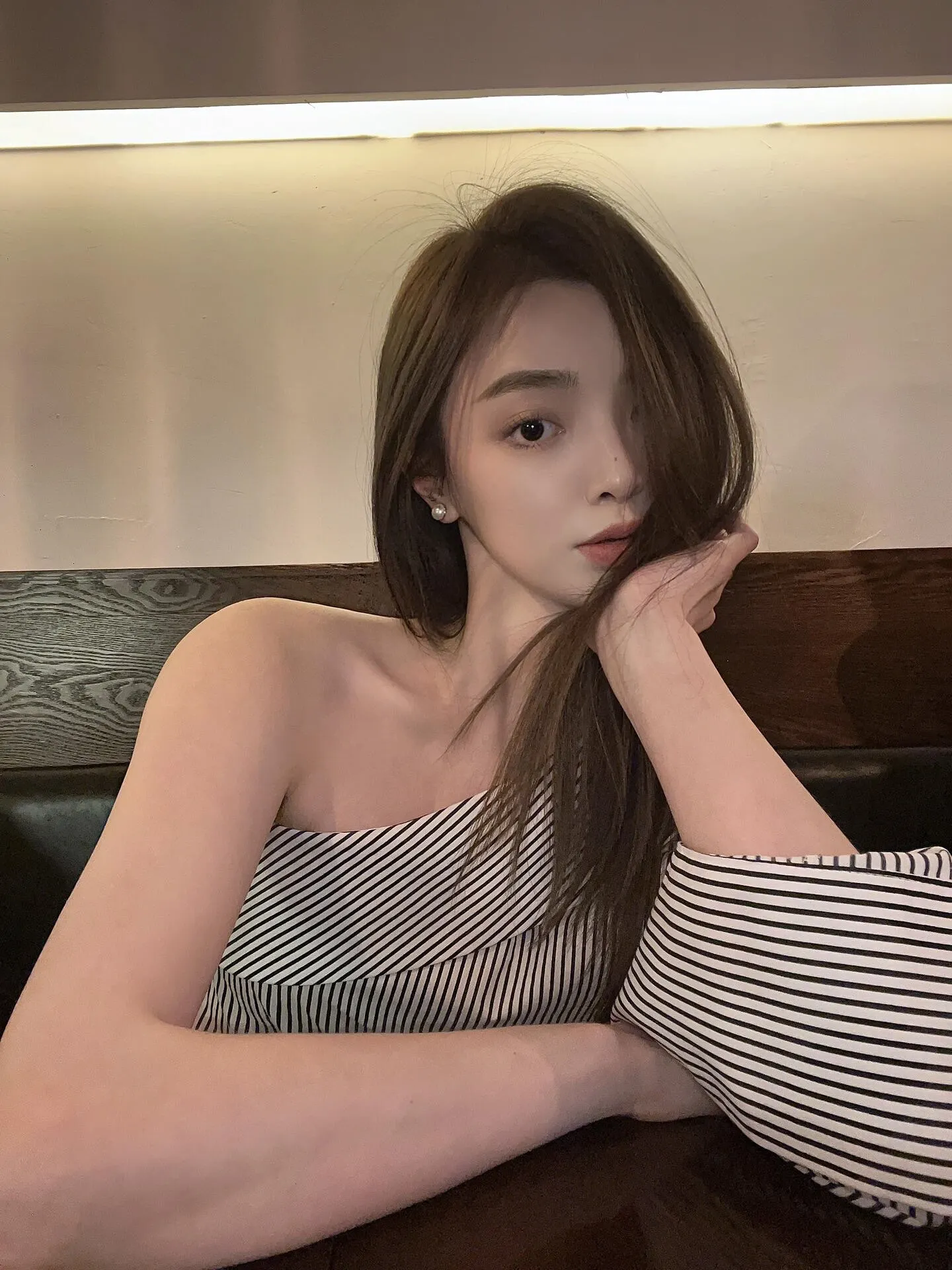 

2024 Summer New Women's Wear Minimalist striped slanted one shoulder off shoulder irregular shirt 0516