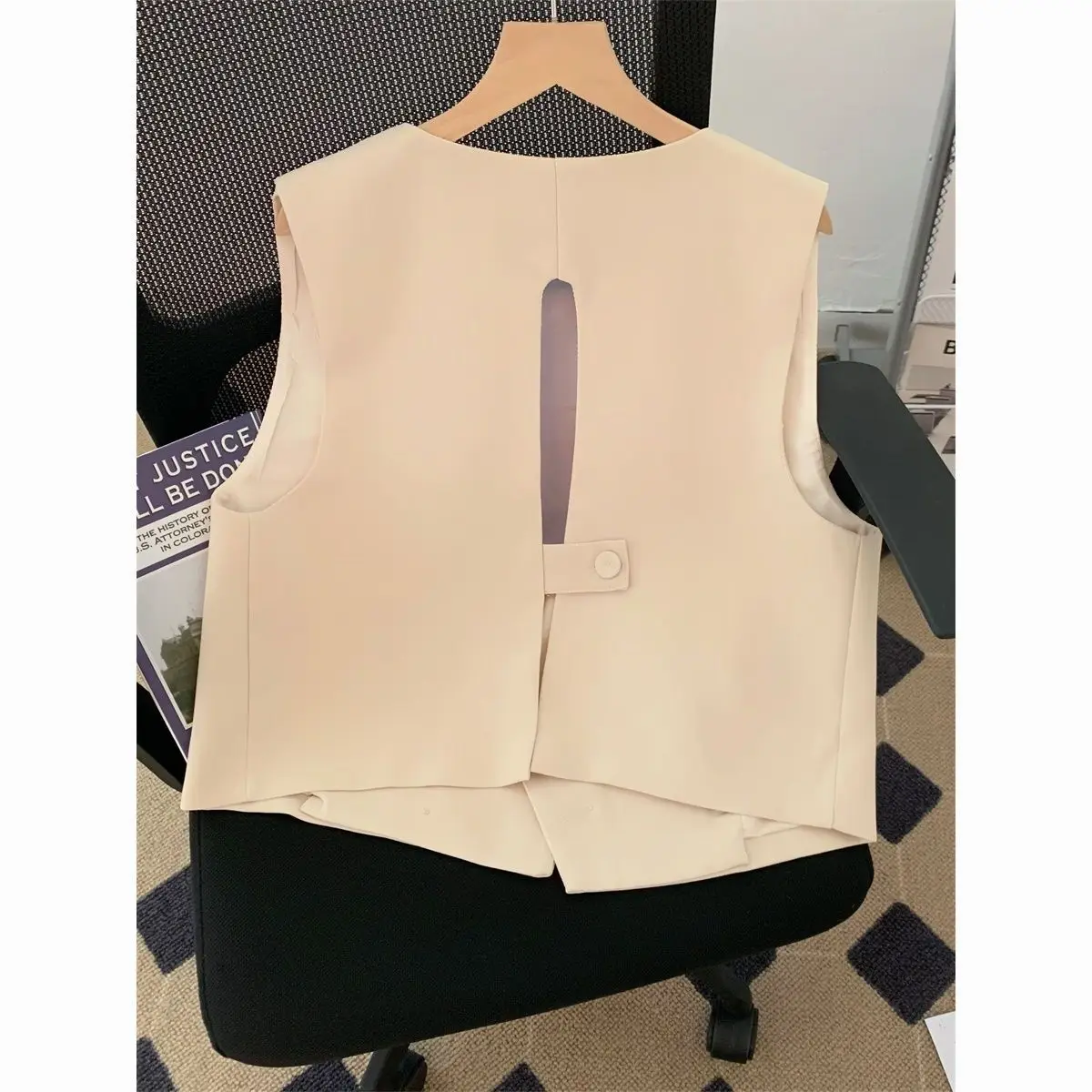 V-neck waistband buckle vest  vest women  coats  sleeveless cardigan women  jackets for women 2023