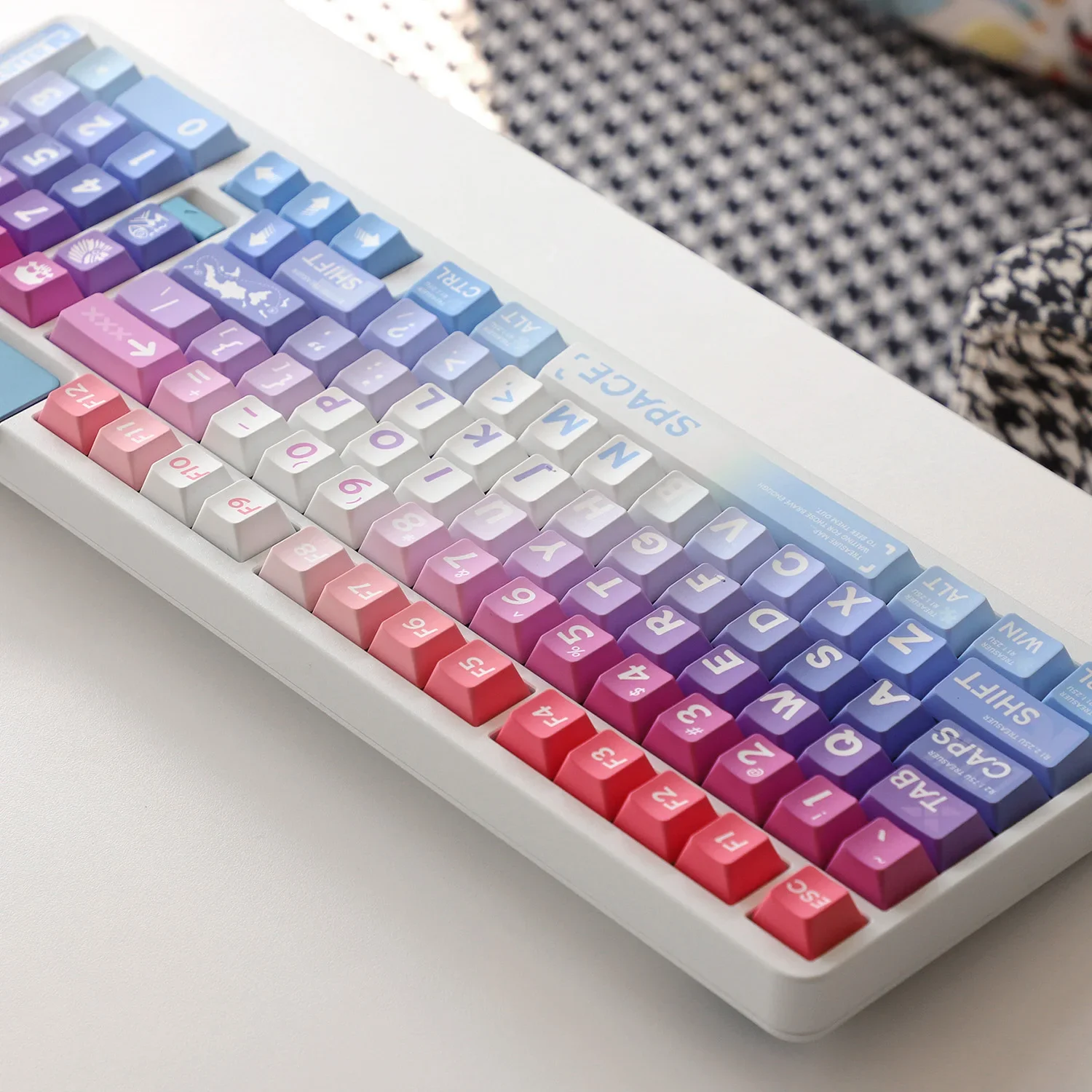 

Treasure hunting keycap gradual change color mechanical keyboard cap dopamine PBT five-sided sublimation original height