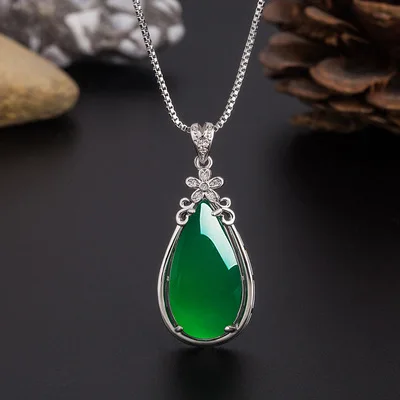 

Lucky Jewelry Ethnic Style Five Petals Green Chalcedony Pendant Female Retro Flower Zircon Drop-shaped Agate Necklace