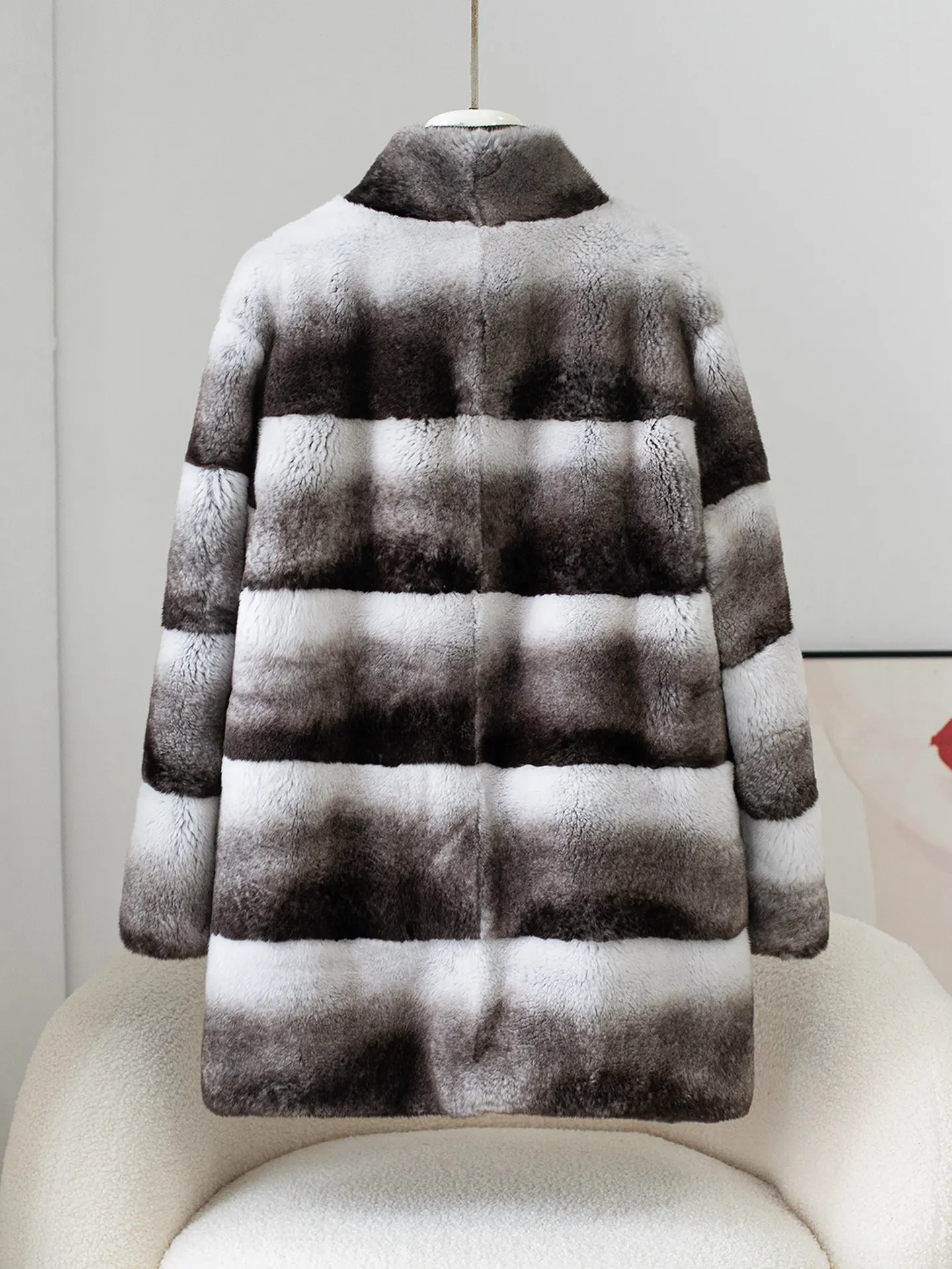 Un abrigo de piel Haining de longitud media para mujer en el invierno de 2025, con un abrigo completo de alta gama de piel de conejo de visón y un stand-up.