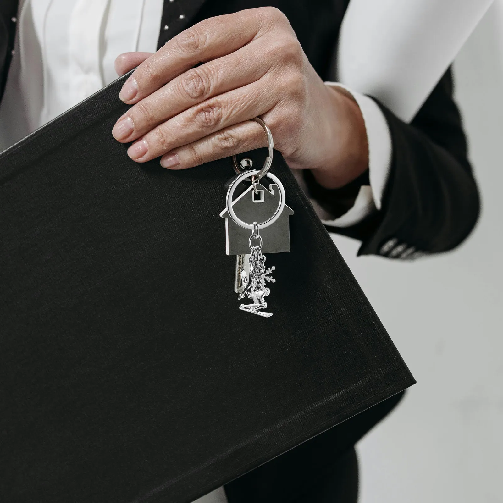 

Набор из 4 брелоков для лыж: зимние спортивные подвески-снежинки, аксессуары для сноуборда, брелок для сумки, сувенир для любителей лыж