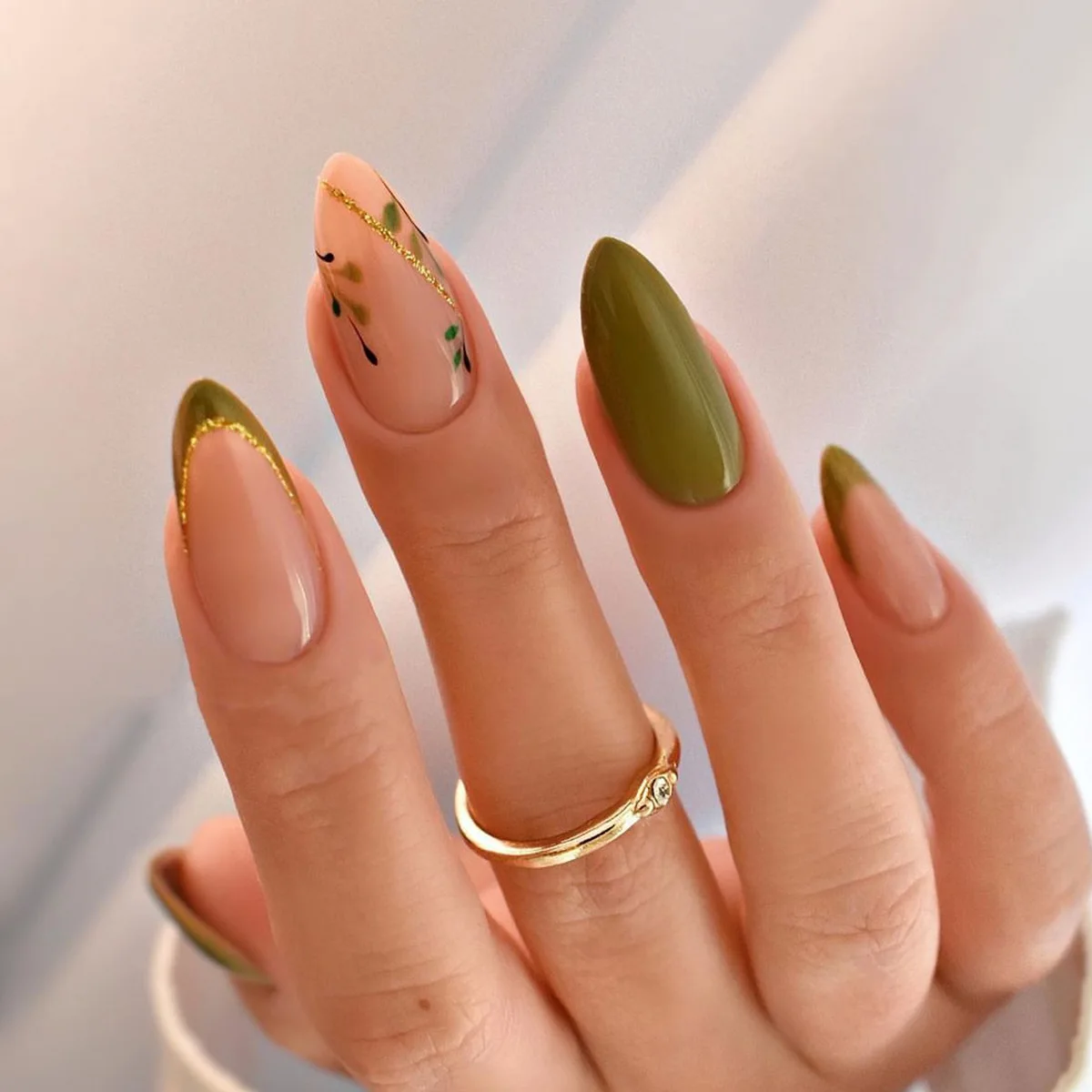 24Pcs Leaf Gold Powder Almond Nail Art French Lake Green Color Press on Nails with Jelly Glue Oval Short Acrylic False Nails Set