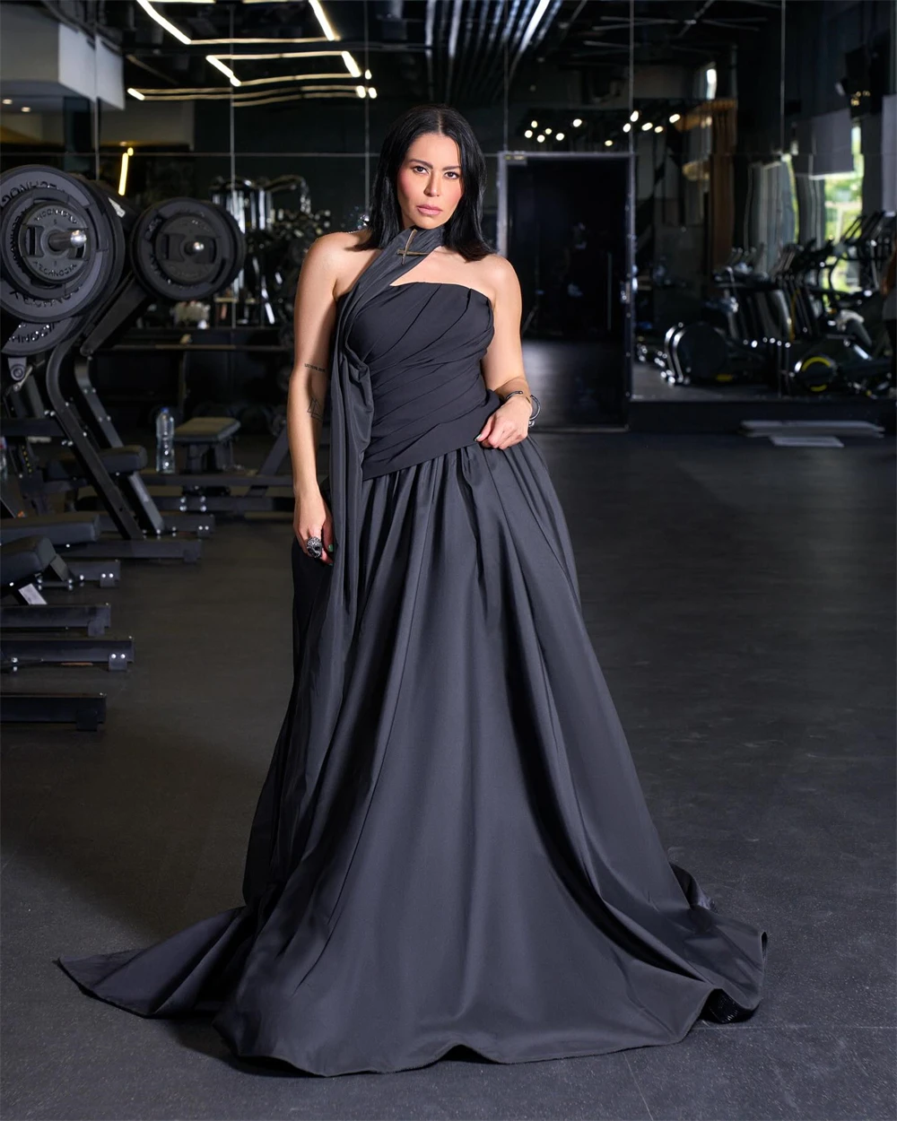 

Простые черные атласные вечерние платья по индивидуальному заказу, темпераментное платье без бретелек без рукавов для выпускного вечера, роскошное платье для выпускного вечера со шлейфом