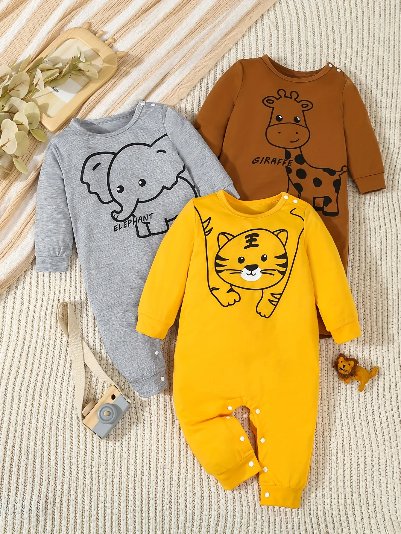 

A 3-Piece Set Of Cute Animal-Printed Off-The-Shoulder One-Piece Dress For Baby Boys And Baby Girls In Spring And Autumn