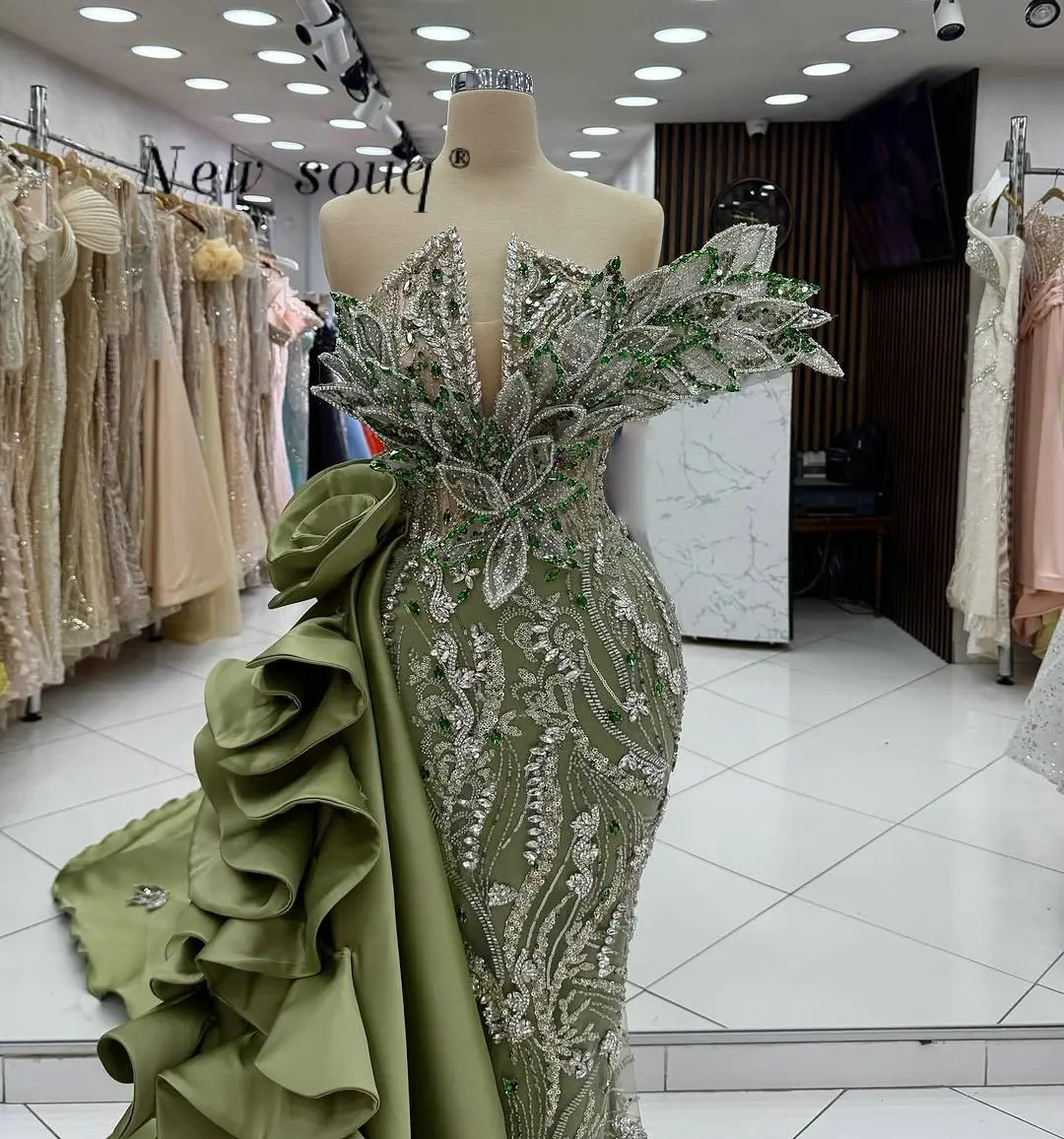 2026 Farngrüne One-Shoulder-Meerjungfrau-Abschlussballkleider mit seitlicher Satin-Schleppe, maßgeschneiderte Dubai-Hochzeitsabendkleider mit glitzernden Pailletten