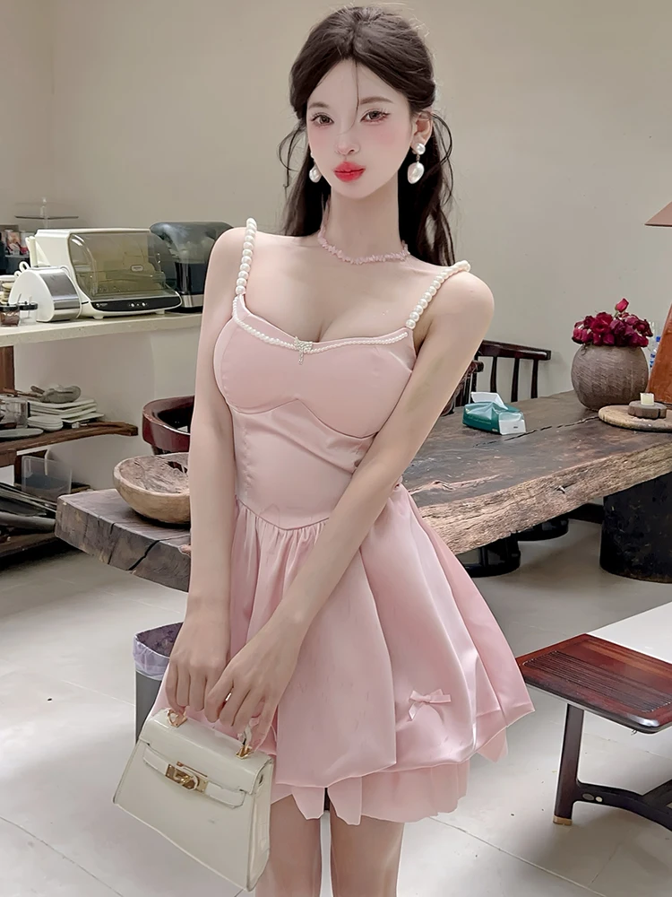 فستان قصير مثير من الساتان الوردي الجديد لعام 2025 فستان نسائي أنيق بفيونكة كاواي فستان صيفي كوري مكشكش للحفلات