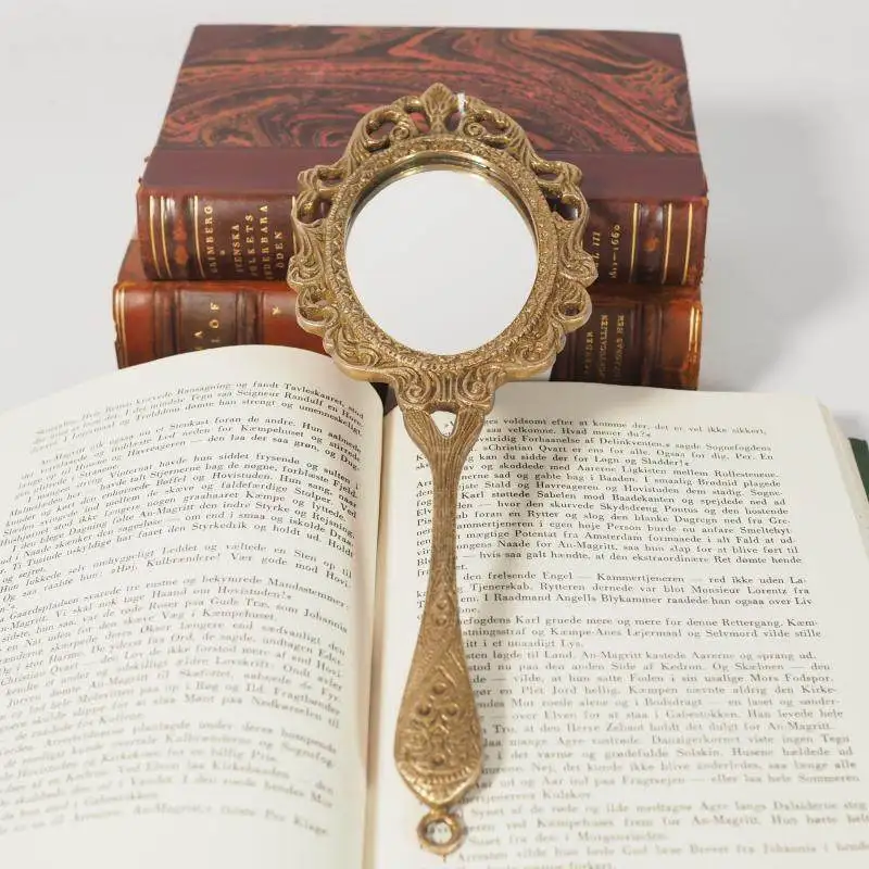 Brass retro hand-carved hand-held makeup mirror Nordic American vanity mirror dressing table merchandise ornament bronze mirror