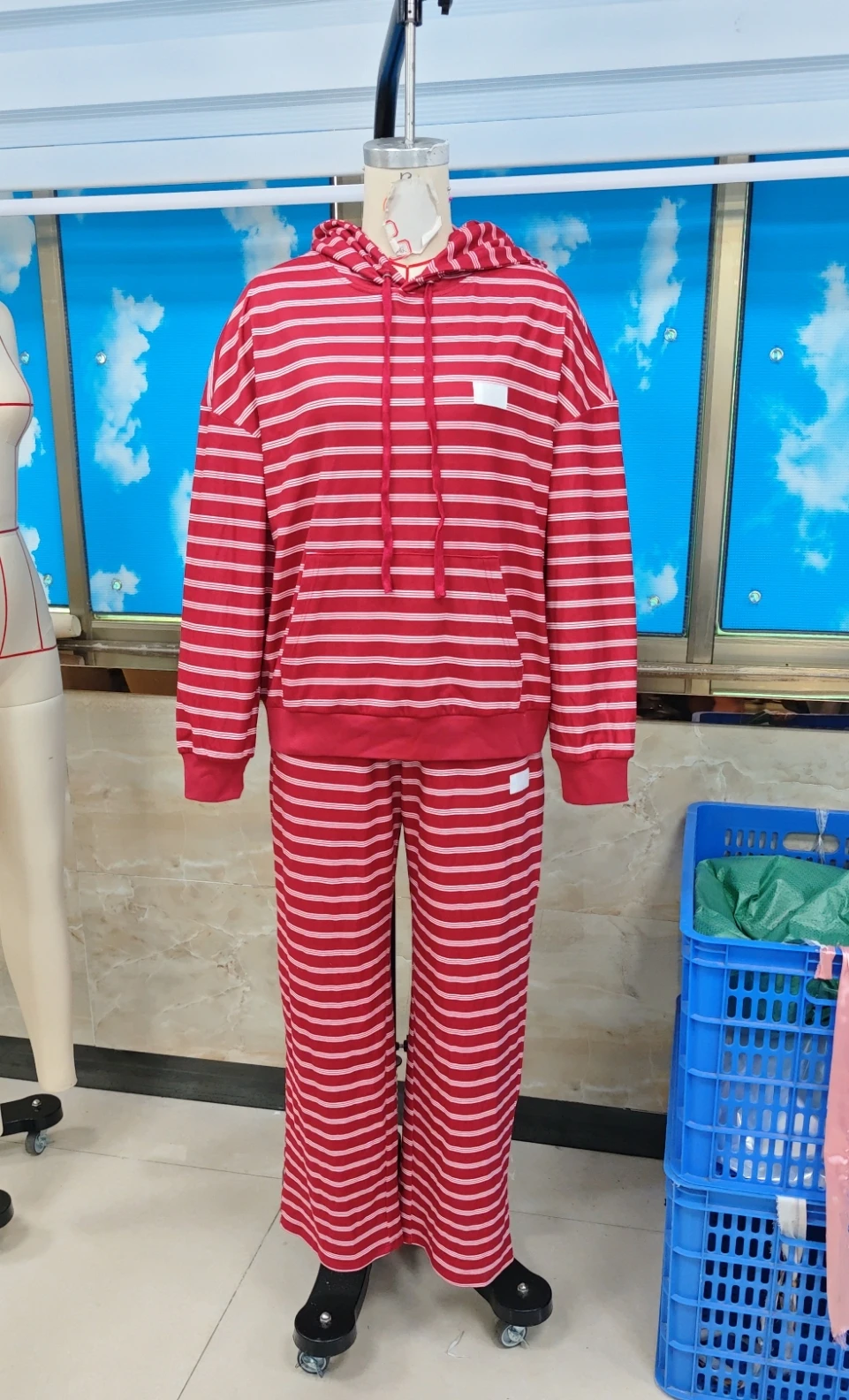 ملابس نسائية مكونة من قطعتين بأكمام طويلة وقلنسوة كبيرة الحجم ومجموعة ركض مخططة ملابس رياضية