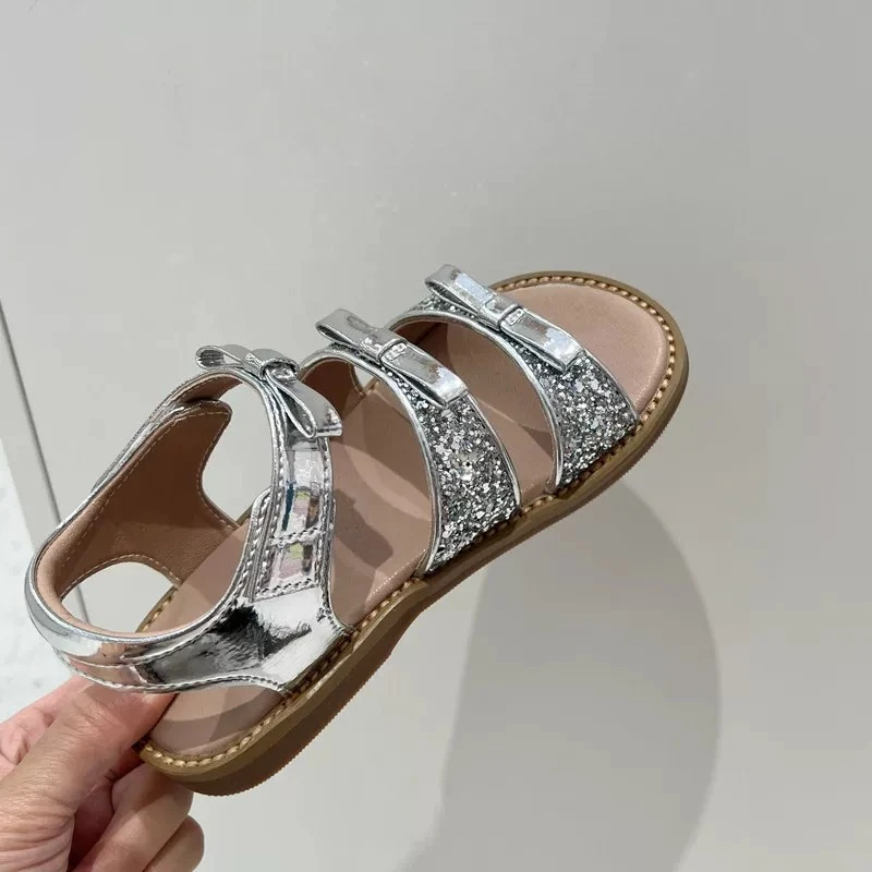 Mädchen Metallic-Leder-Sandalen mit süßer Schleife 2026 Neue Sommer-Kinder-Strandsandalen Rutschfeste Einfache Prinzessinnen-Party-Sandalen – Detail 5