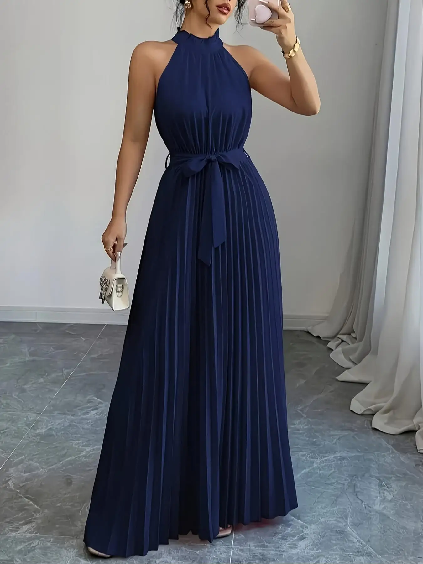 Elegantes Damen-Neckholder-Kleid mit Schulterfreiem Design, Sommermode, Knittereffekt, Langes Abendkleid mit Taillenband – Detail 7