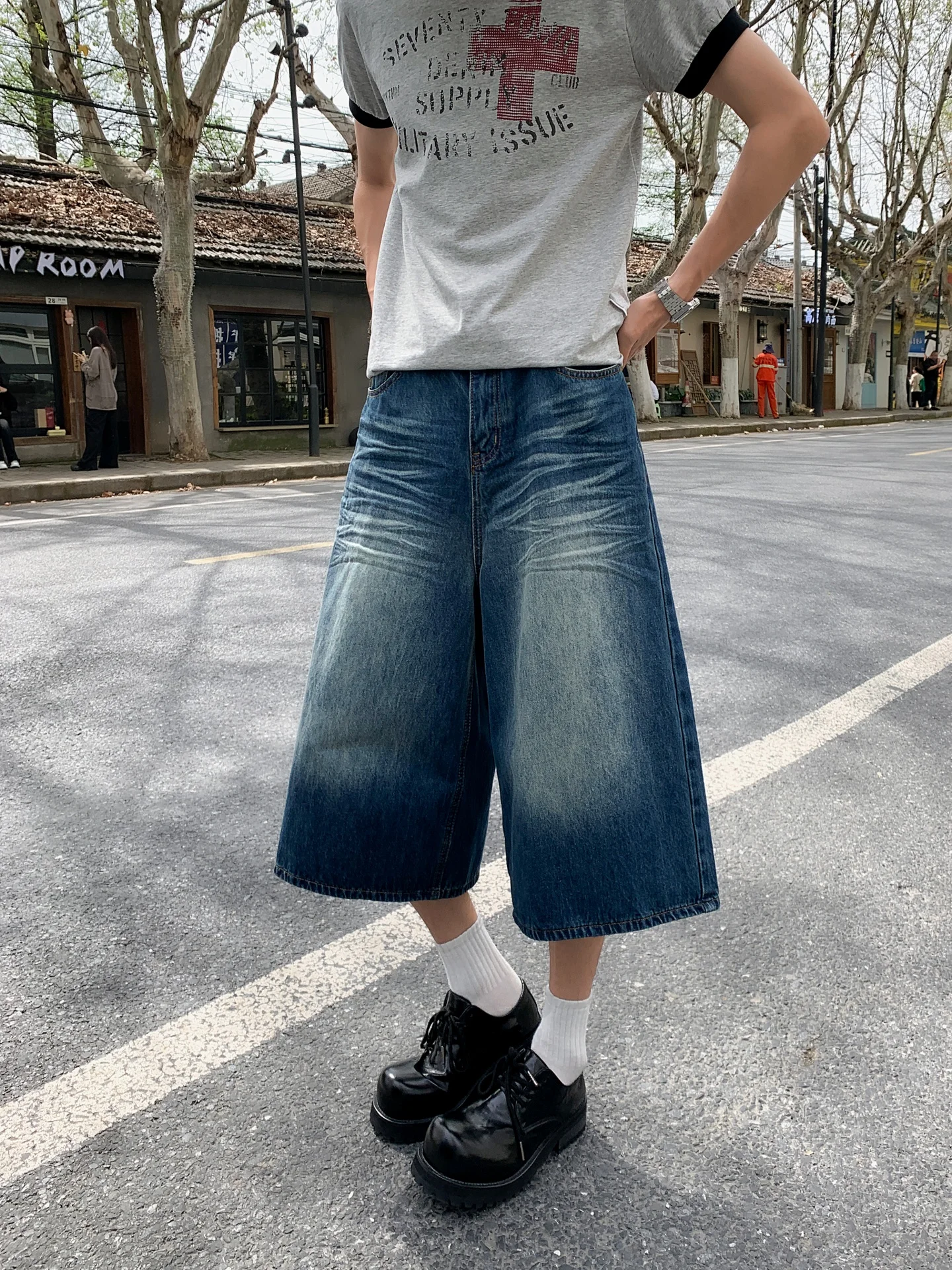 

Retro American Wide Leg Jeans Men Summer Loose Slim Washed Water Washed Men Eight Pants Loose Fit mid Waist Zipper Closure