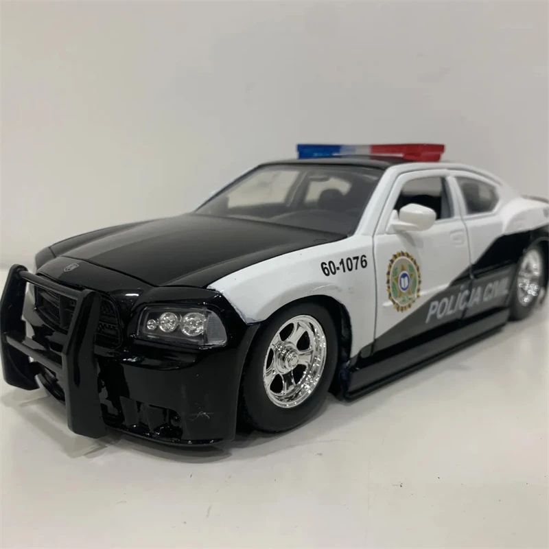 1:24 2006 Dodge Charger police car High Simulation Diecast Car Metal Alloy Model Car Children's toys collection gifts