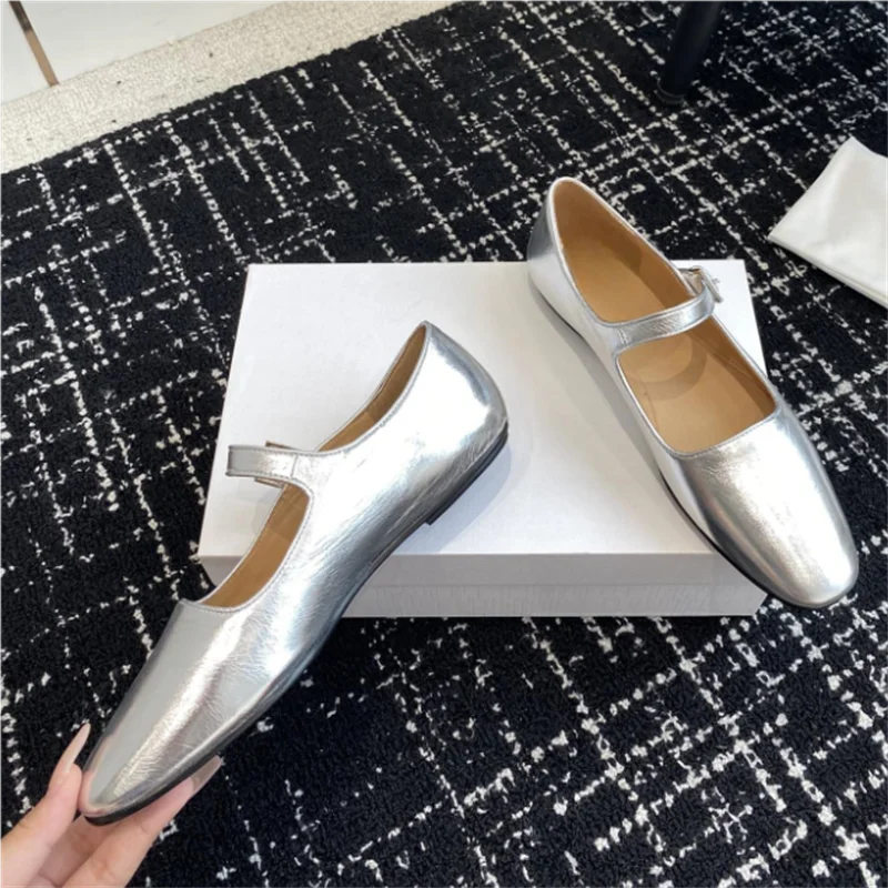 The new ballet flats allow you to showcase a lively and fashionable style while walking, adding a touch of fun to your steps