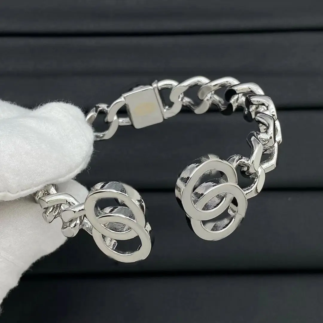 سوار مثلث - سوار معصم معدني عتيق، مجوهرات فريدة من نوعها متعددة الاستخدامات لها