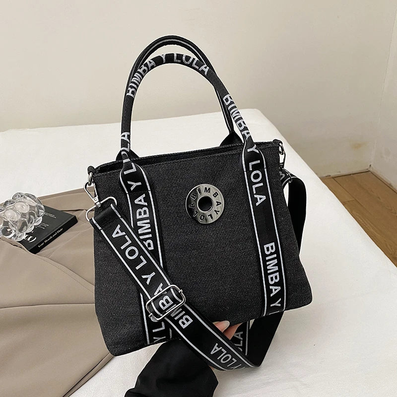 クリーム色のスエード素材のワンショルダーバッグ、柔らかくスタイリッシュで、ショッピング、日常使い、オフィス、通勤に最適です。