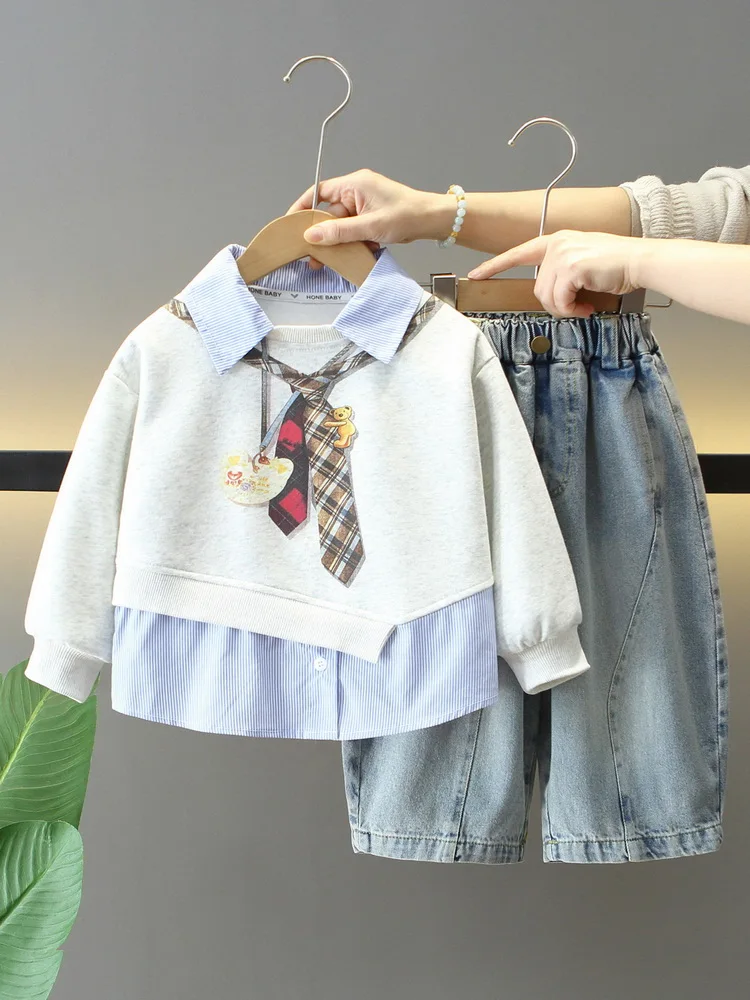 

Новый модный комплект 2026: Весенне-осенний стильный повседневный костюм для мальчиков, детский комплект из свитшота с пэчворком и джинсов, 2 предмета, 2-11 лет