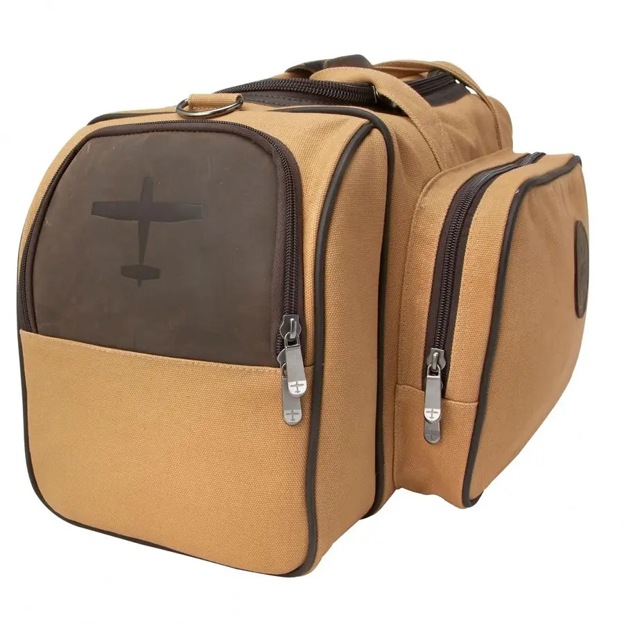 กระเป๋าเดินทางแบบสะพายไหล่และถือได้สำหรับนักบิน ยี่ห้อ Outfitters รุ่น Unisex Bush Pilot ทำจากผ้าแคนวาสและหนัง เหมาะสำหรับการเดินทางโดยเครื่องบิน อุปกรณ์การบิน และการเดินทางทั่วไป