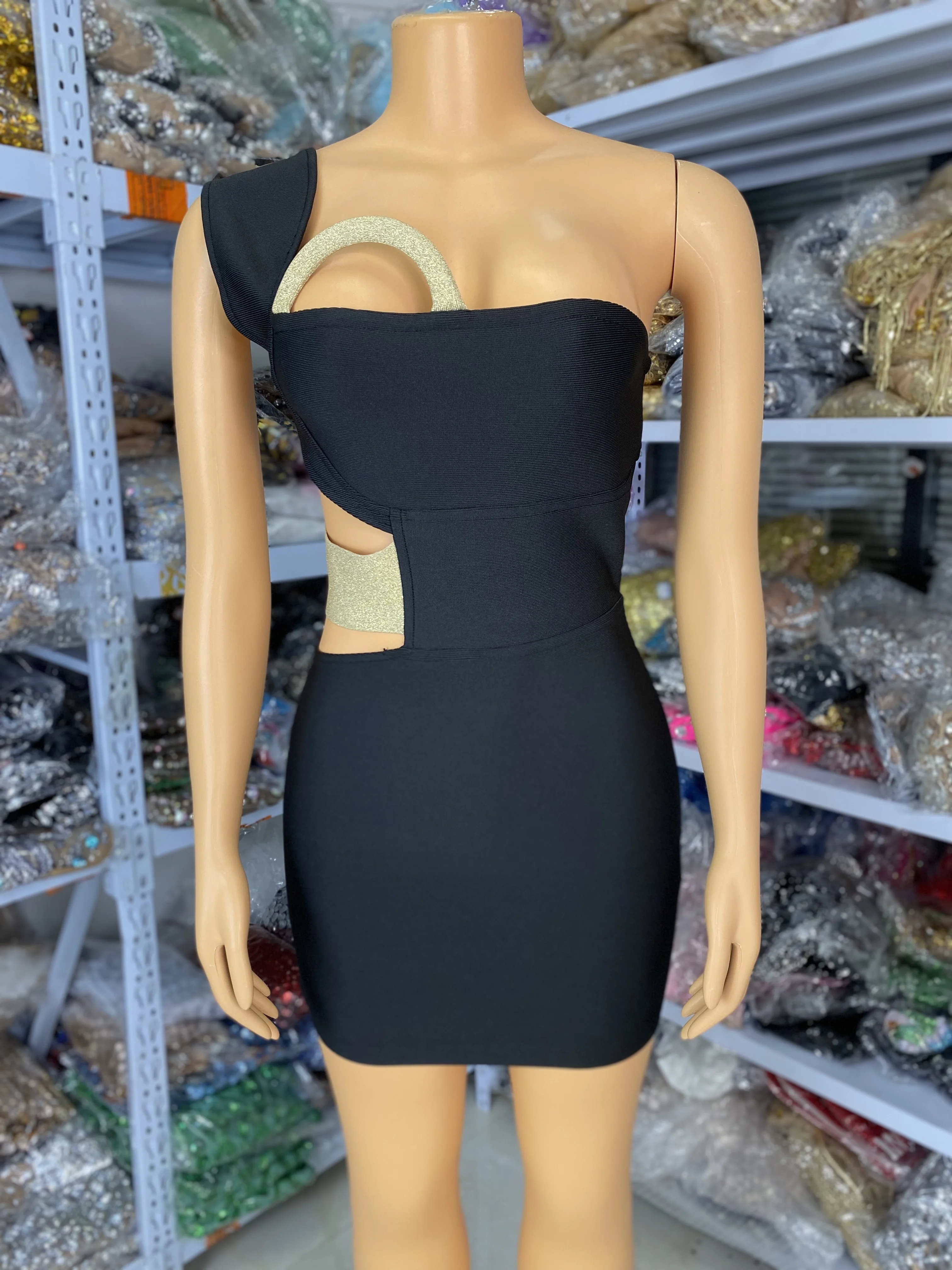 Mini vestido Bandage negro de nuevo diseño para mujer, vestido de fiesta de noche de celebridad con un hombro recortado con inserción dorada, moda de alta gama