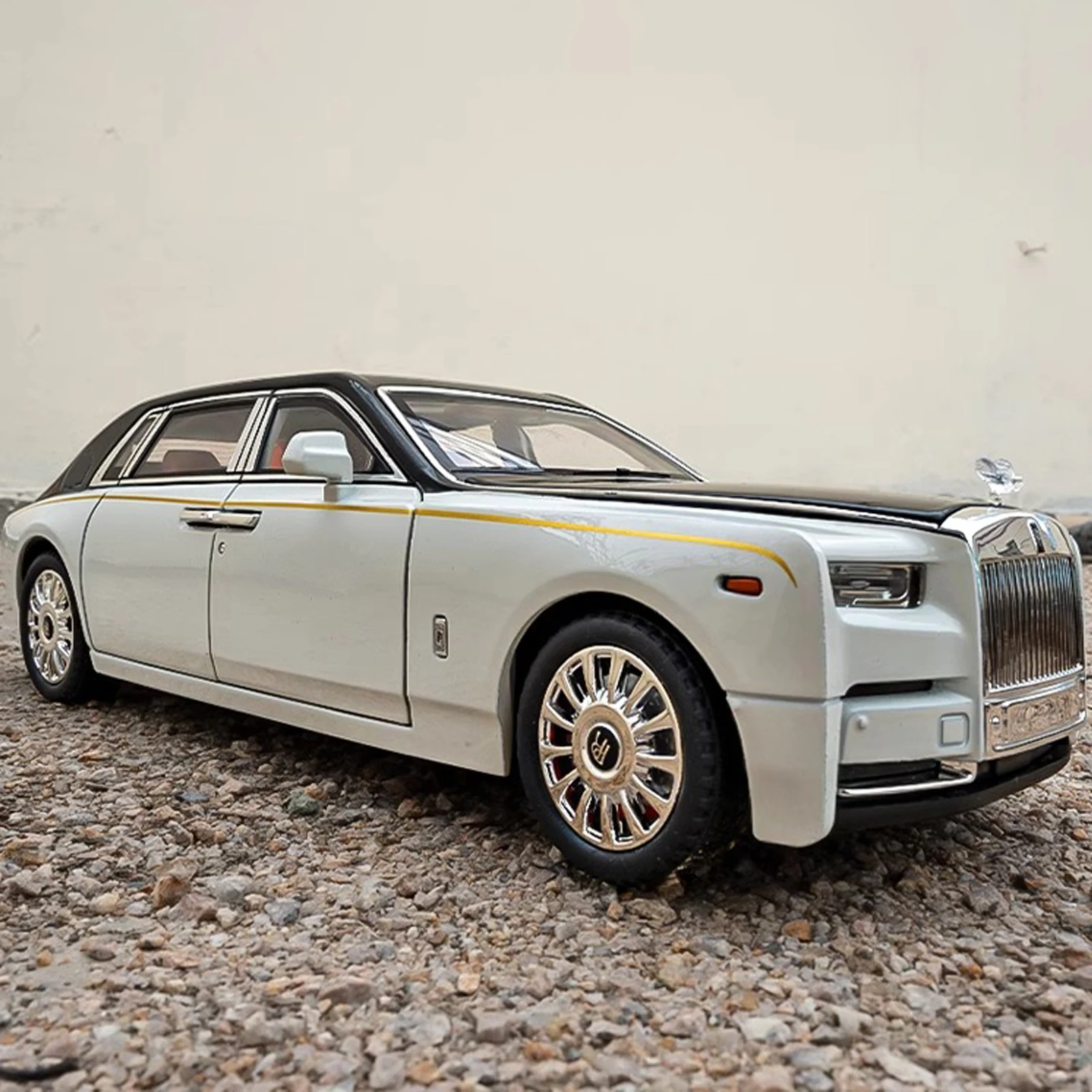 1:18 Rolls-Royce Phantom Model Car, Zinc Alloy Pull Back Toy Diecast Car with Sound and Light, Realistic Modeling Model Toy111