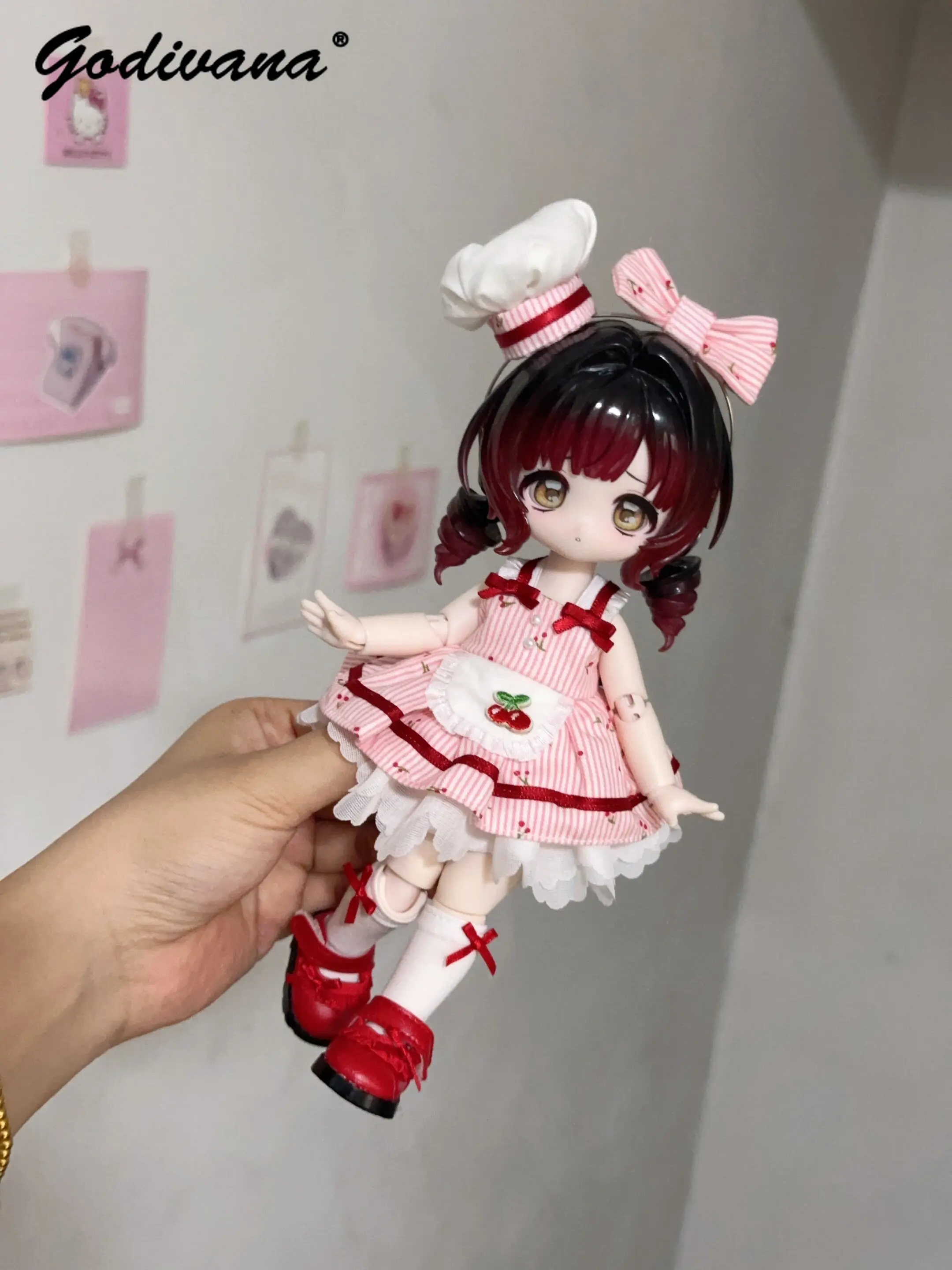 ぽっちゃり1-8-bjdドール用服-スウィートキュートなピンクチェリープリントストライプ-リトルシェフ-フリル付きメイドスカート-ヘッドバンドとソックスセット付き