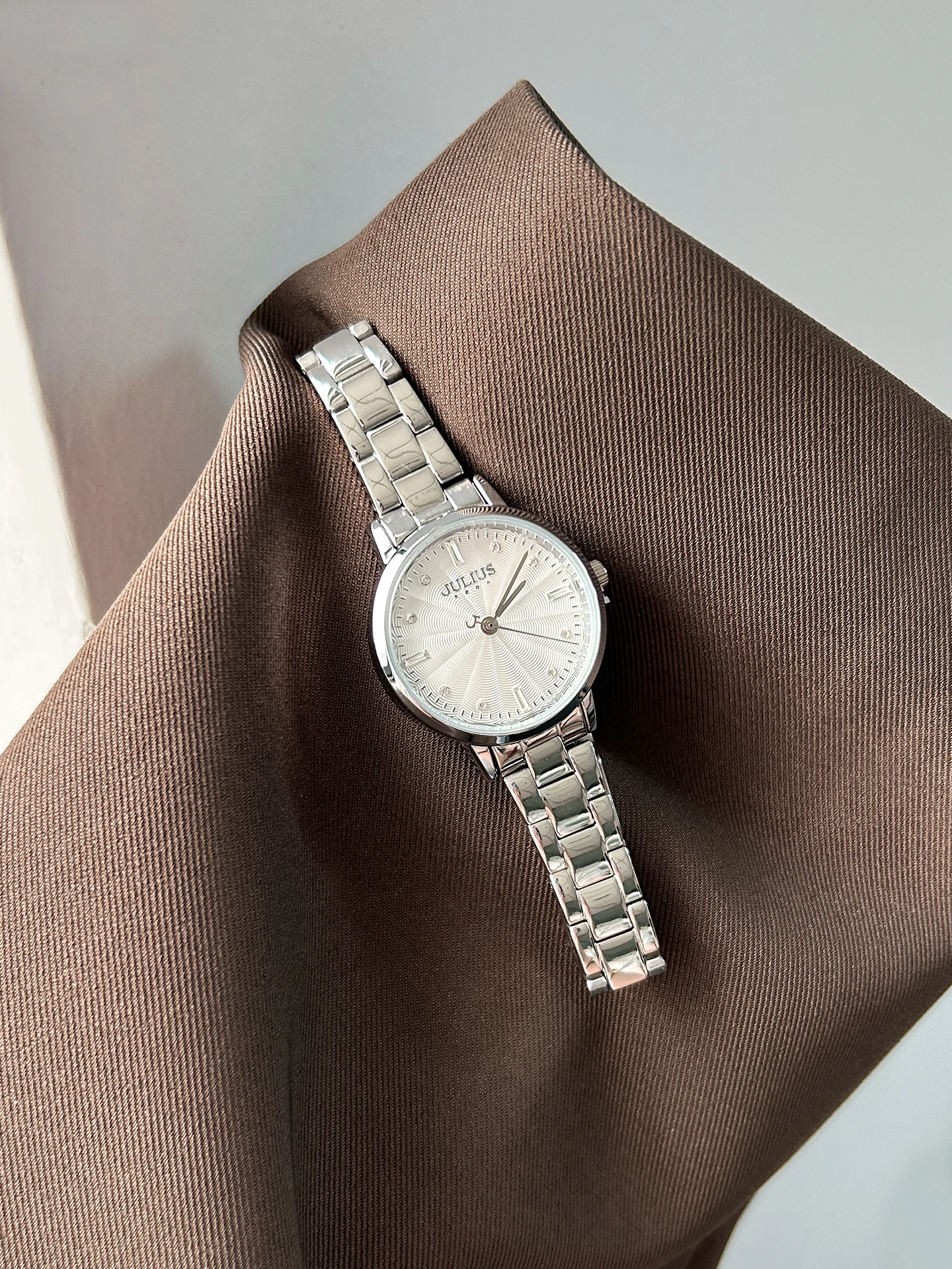 ساعة يد نسائية أنيقة، طراز كوري جديد 2025، حزام فولاذي أنيق، ساعة كوارتز للطلاب، إكسسوار ساعة.