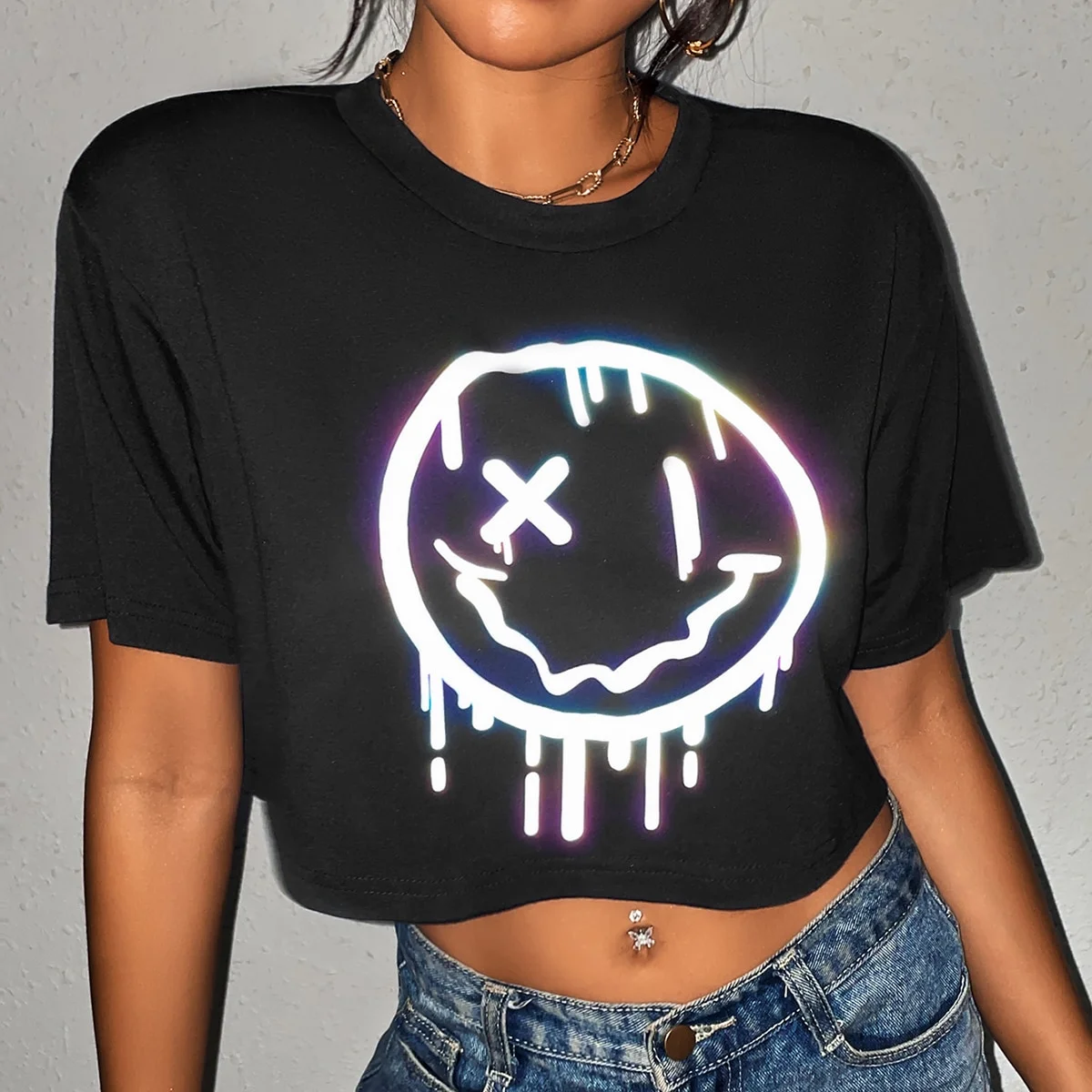 تي شيرت أسود كاجوال بأكمام قصيرة مع نمط وجه مبتسم شيطان صغير لطيف ورقبة محصول