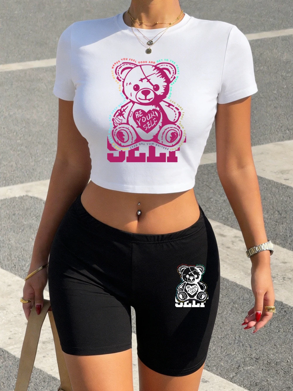 

Сексуальный комплект из двух предметов: укороченная футболка с принтом розовых сердечек и шорты. Женский комплект: топ и брюки. Высокоэластичная, мягкая, облегающая одежда с круглым вырезом.