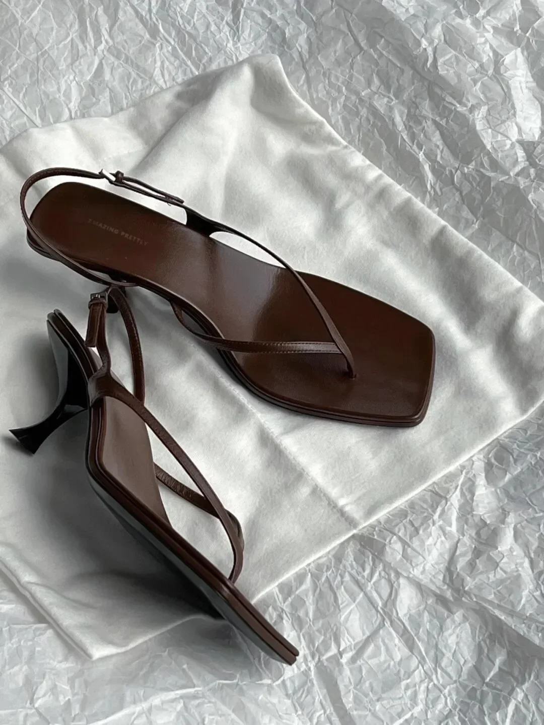 Retro Eckige Zehenpartie Clip-Toe Sandalen mit Kitten Heel und Rückenriemen in Braun, Schlichter Französischer Stil, Sexy Modische Damenschuhe für Sommer und Freizeit – Detail 17