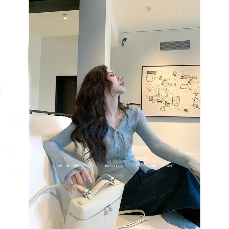 

Новый вязаный топ во французском стиле с кружевной отделкой для женщин, приталенный, элегантный, с V-образным вырезом, бантом и длинными рукавами, на весну 2026 года