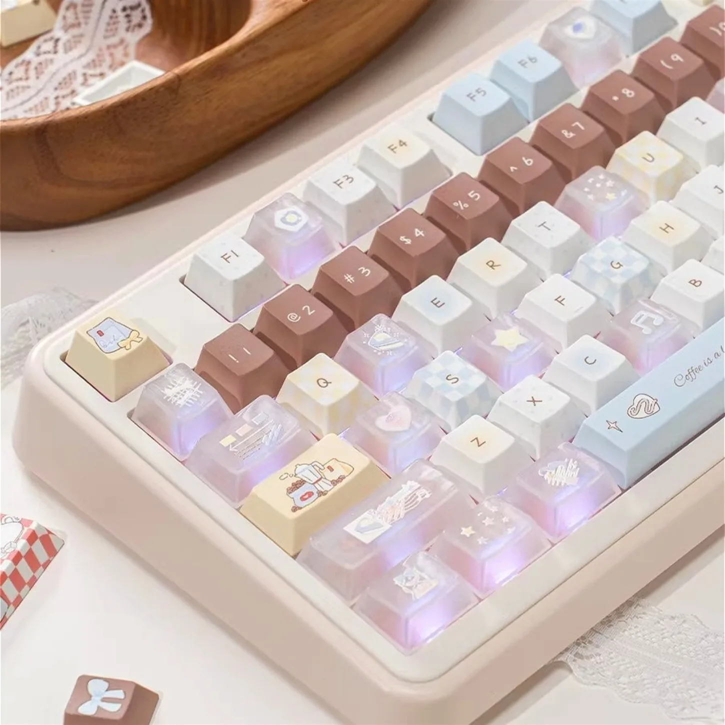 

Cute Bear Cafe Keycap Set PBT Cherry Profile 21 Key Flash Powder PC 143 169 Key Options Universal Fit for Mechanical Keyboards