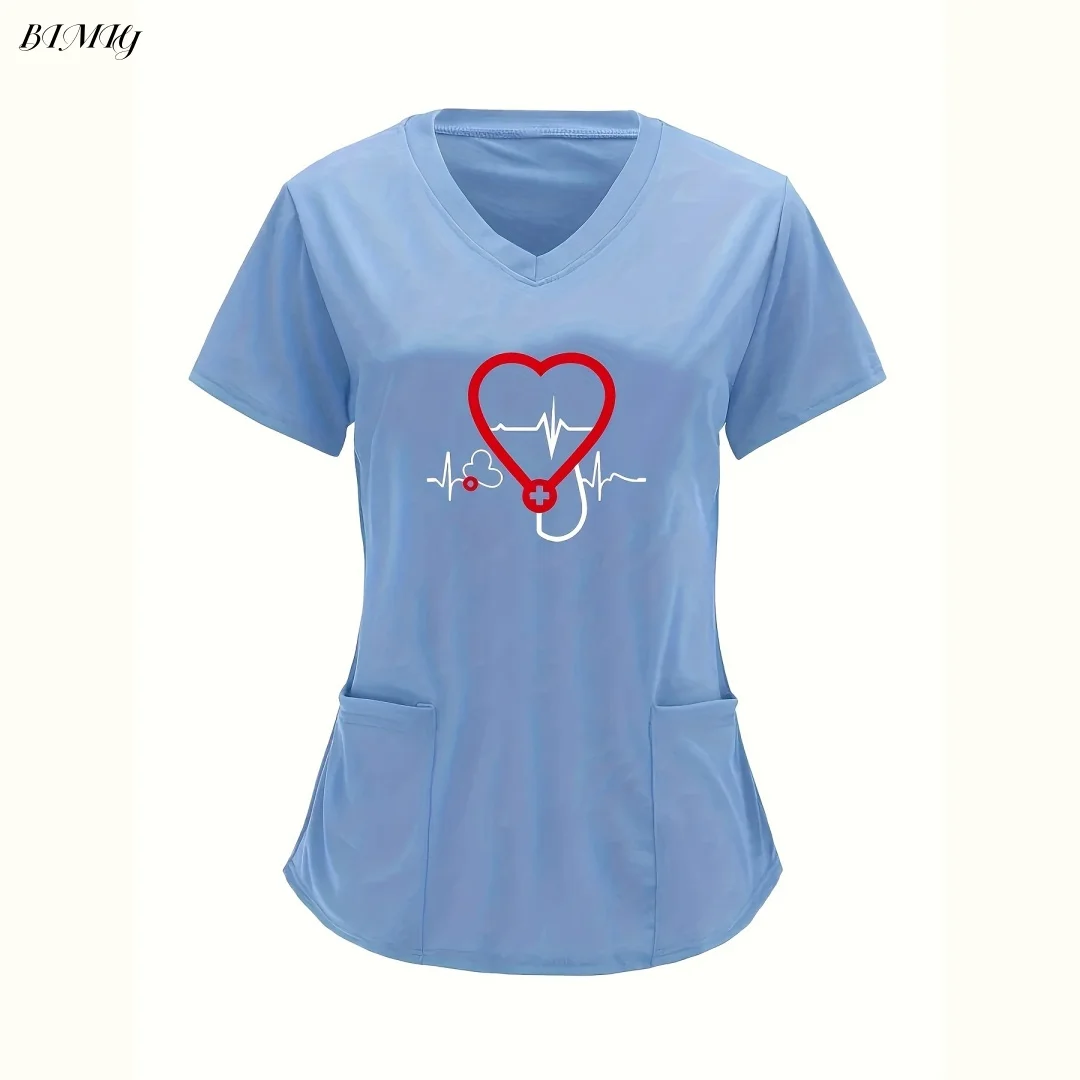 เสื้อยืดพยาบาลคอวีลำลองสำหรับผู้หญิง พร้อมกระเป๋าทรงหัวใจ ลายพิมพ์ไล่สีแบบยืดหยุ่น ลาย Love คอวี แขนสั้น มีกระเป๋า