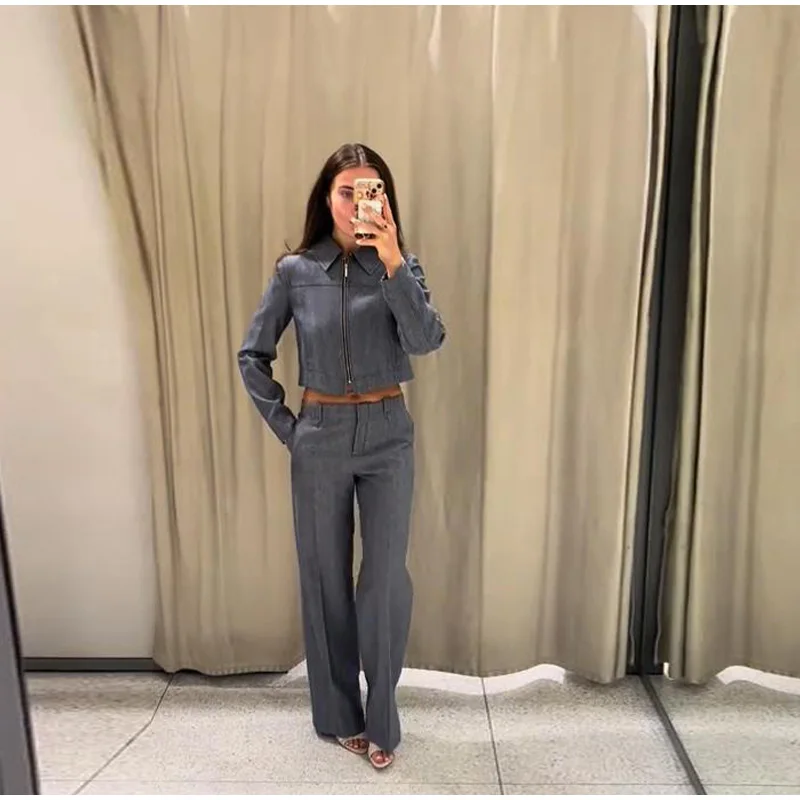 

Новинка Весна 2026: Элегантный женский костюм-двойка (пиджак и брюки) с отложным воротником, длинными рукавами, молниями и брюками с высокой талией