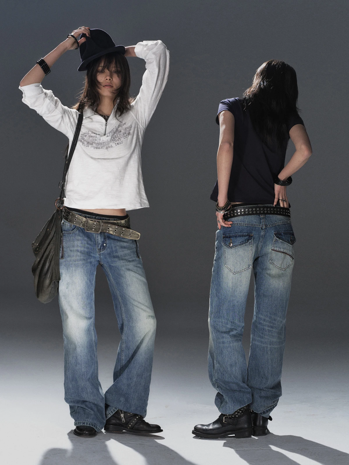 

Джинсы в стиле панк с низкой посадкой, синие, с двойной молнией, цветными вставками, потертостями, карманами, заклепками, из выцветшего денима, женские, прямого кроя.