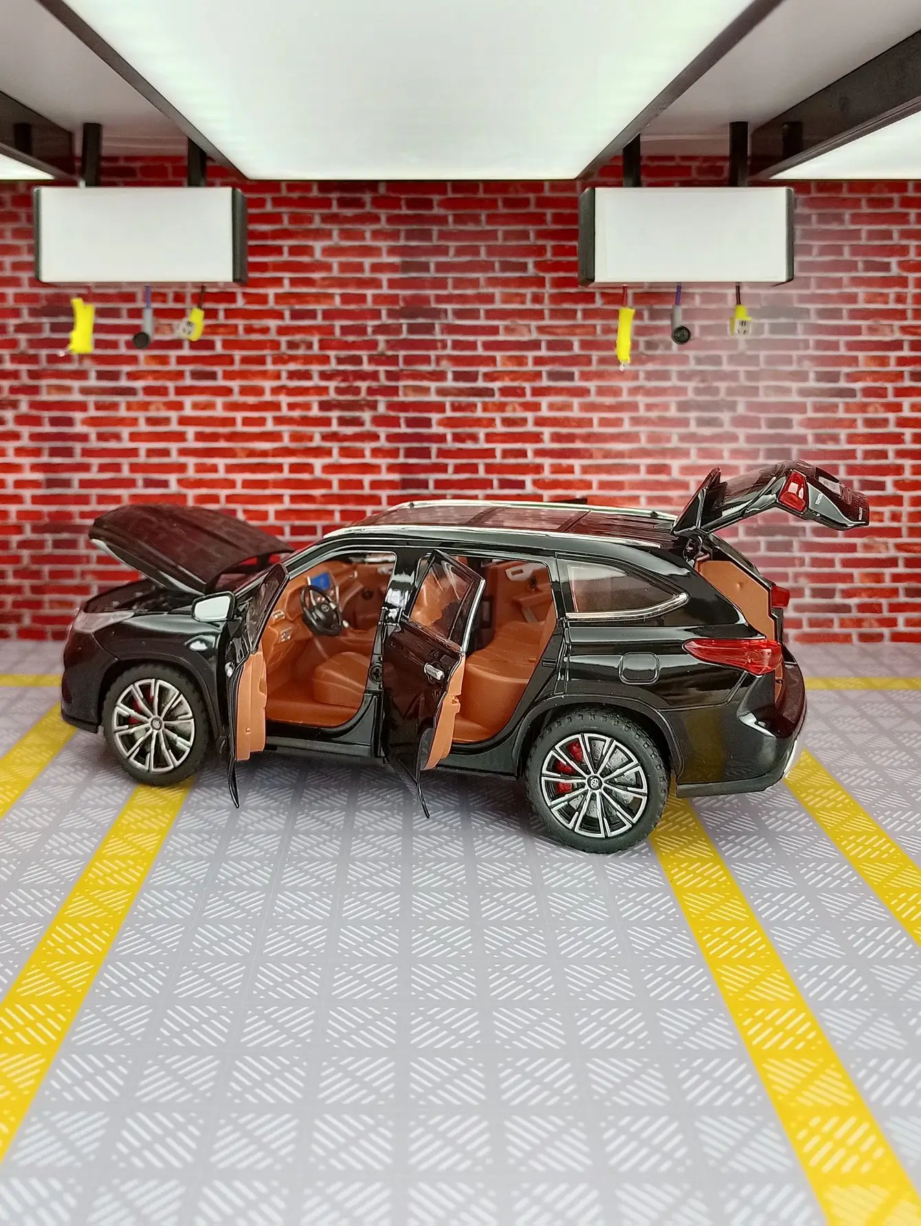 1:24 portas de modelo de carro de liga Highlander e capô do motor, o porta-malas pode ser aberto como presente para amigos de boa qualidade
