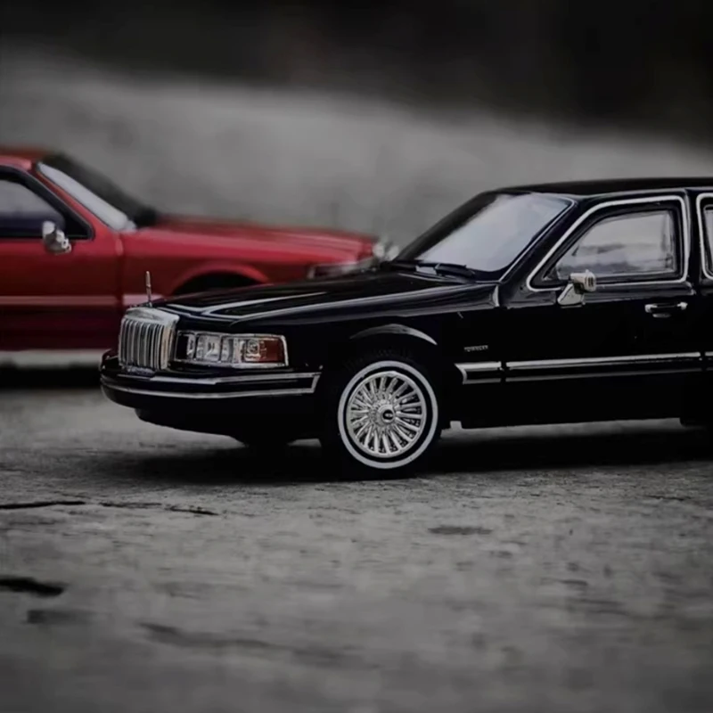 MK 1:64 Scale 1992 Lincoln Town Car Alloy Car Model Classics Adult Souvenir Gift Static Display