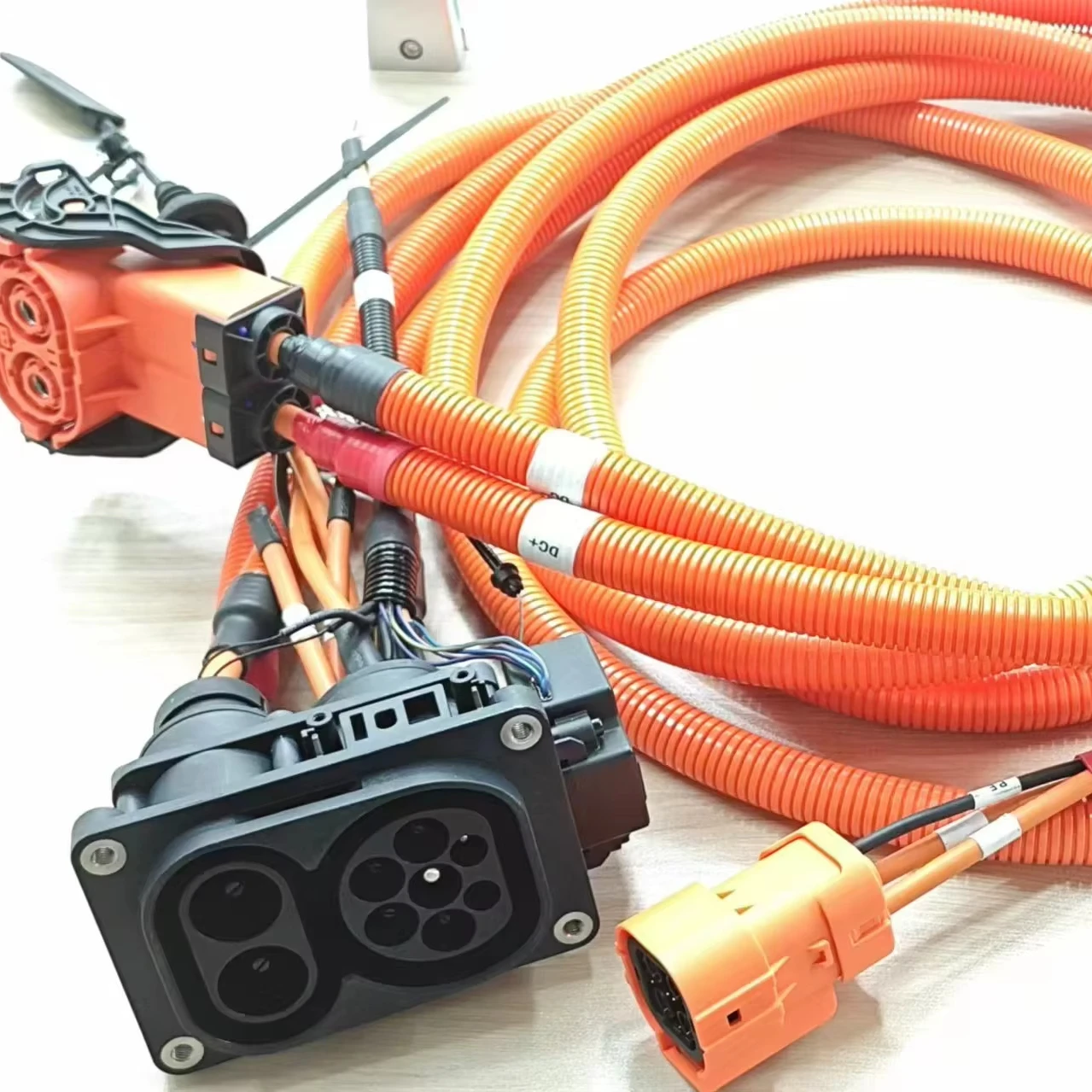 

Evoyage EVO-CCS2-S-150A CCS 2 EV Socket DC Fast Charging EV Cable Connector Combo 2 EV Inlets 150A New Plug