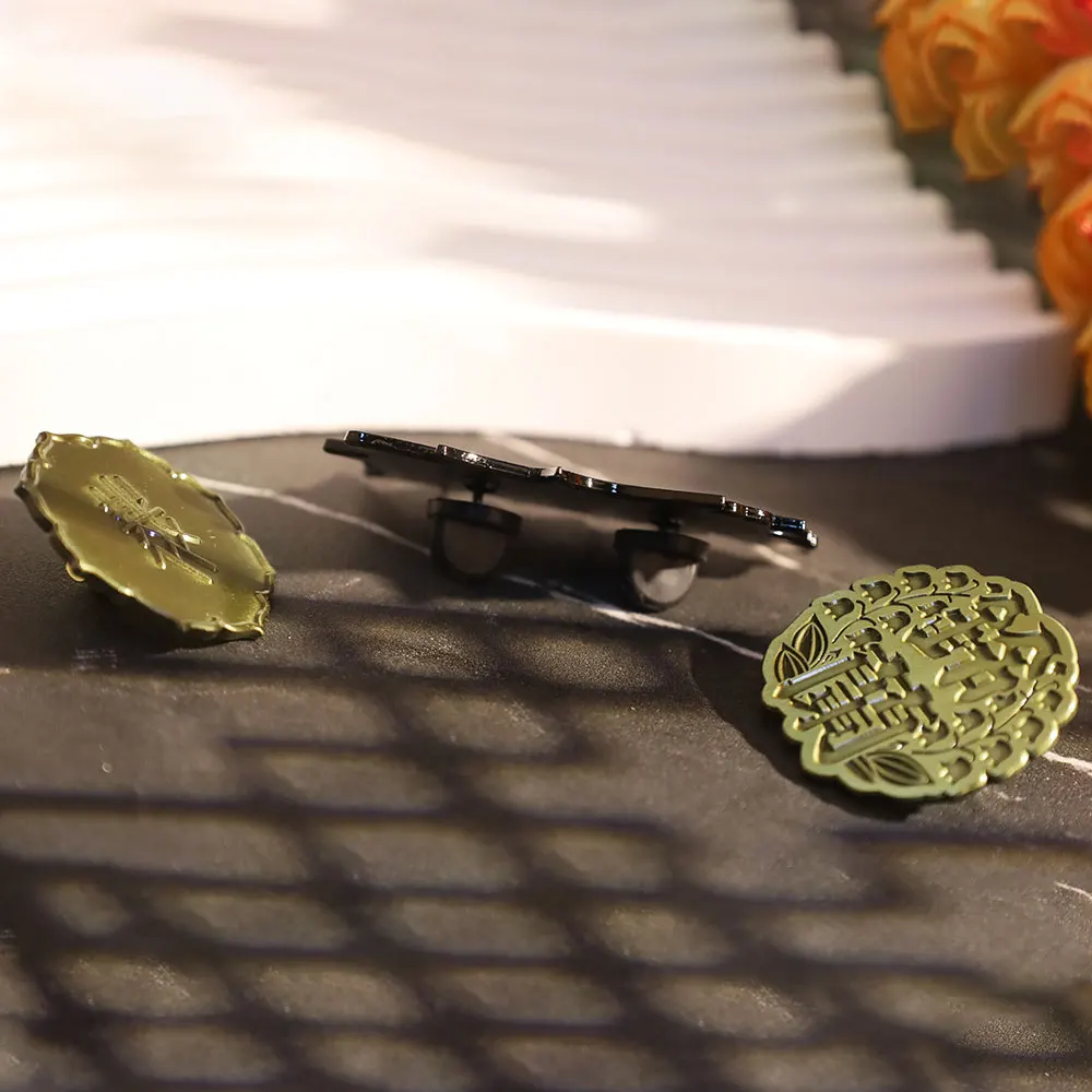 Lindo gato negro Chomsuke insignia broche Anime Kono Subarashi Sekai Ni Shukufuku Wo mago del arco Megumin's mascota Cosplay joyería regalo